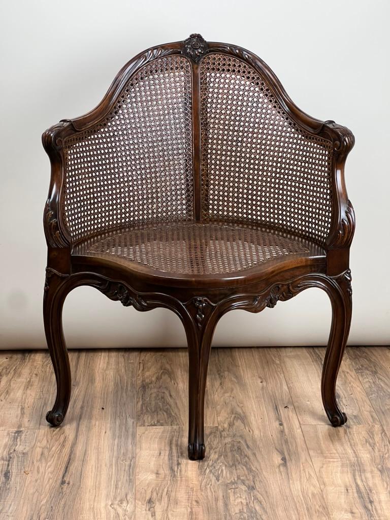 Esta fina silla de escritorio francesa antigua del periodo de Napoleón III combina el refinamiento y la funcionalidad con las líneas curvas y escultóricas típicas del diseño francés de finales del siglo XIX. A menudo denominado fauteuil de bureau,