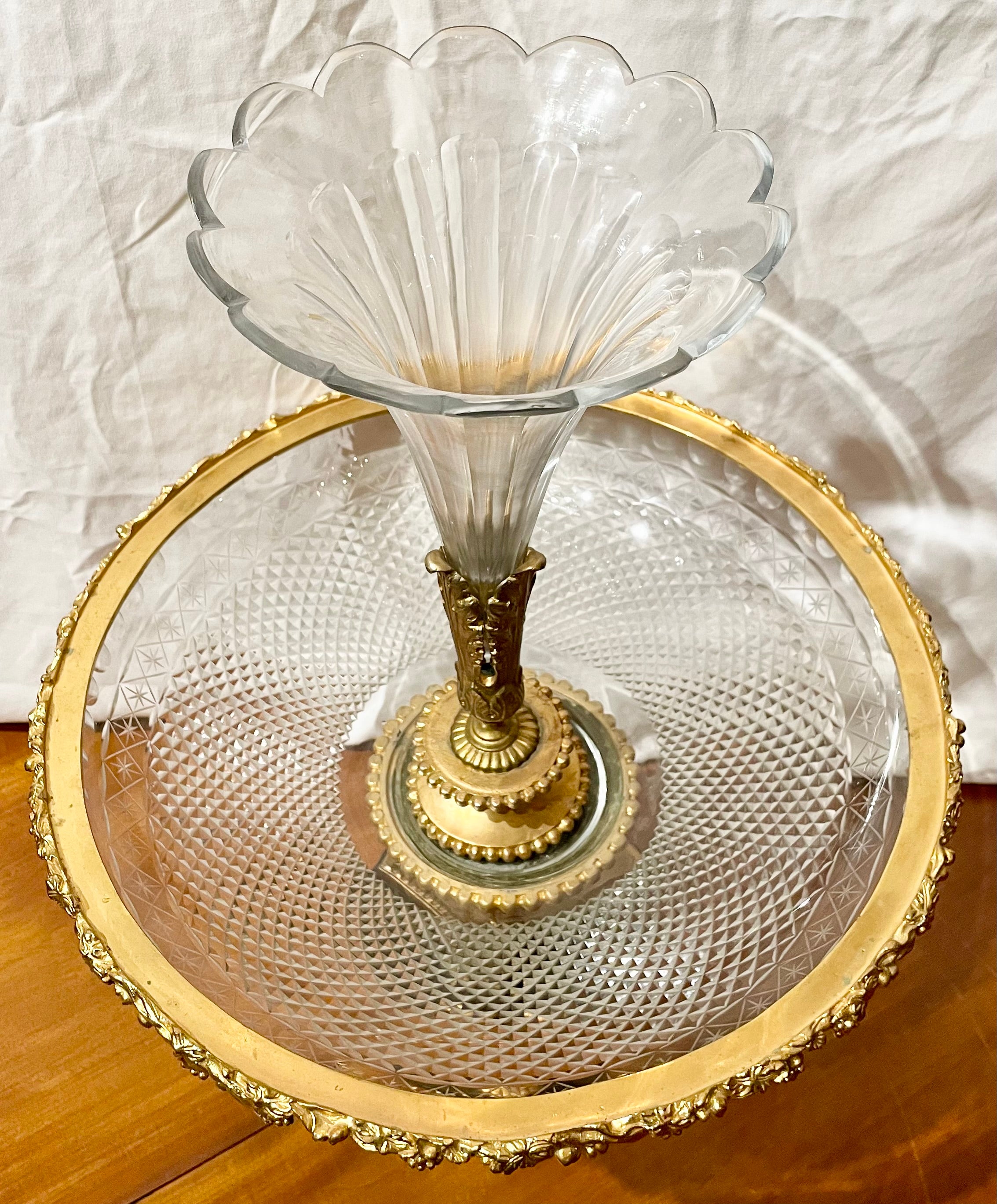 Antique French Napoleon III Era Cut Crystal & Ormolu Epergne, CIRCA 1850-1870. In condizioni buone in vendita a New Orleans, LA