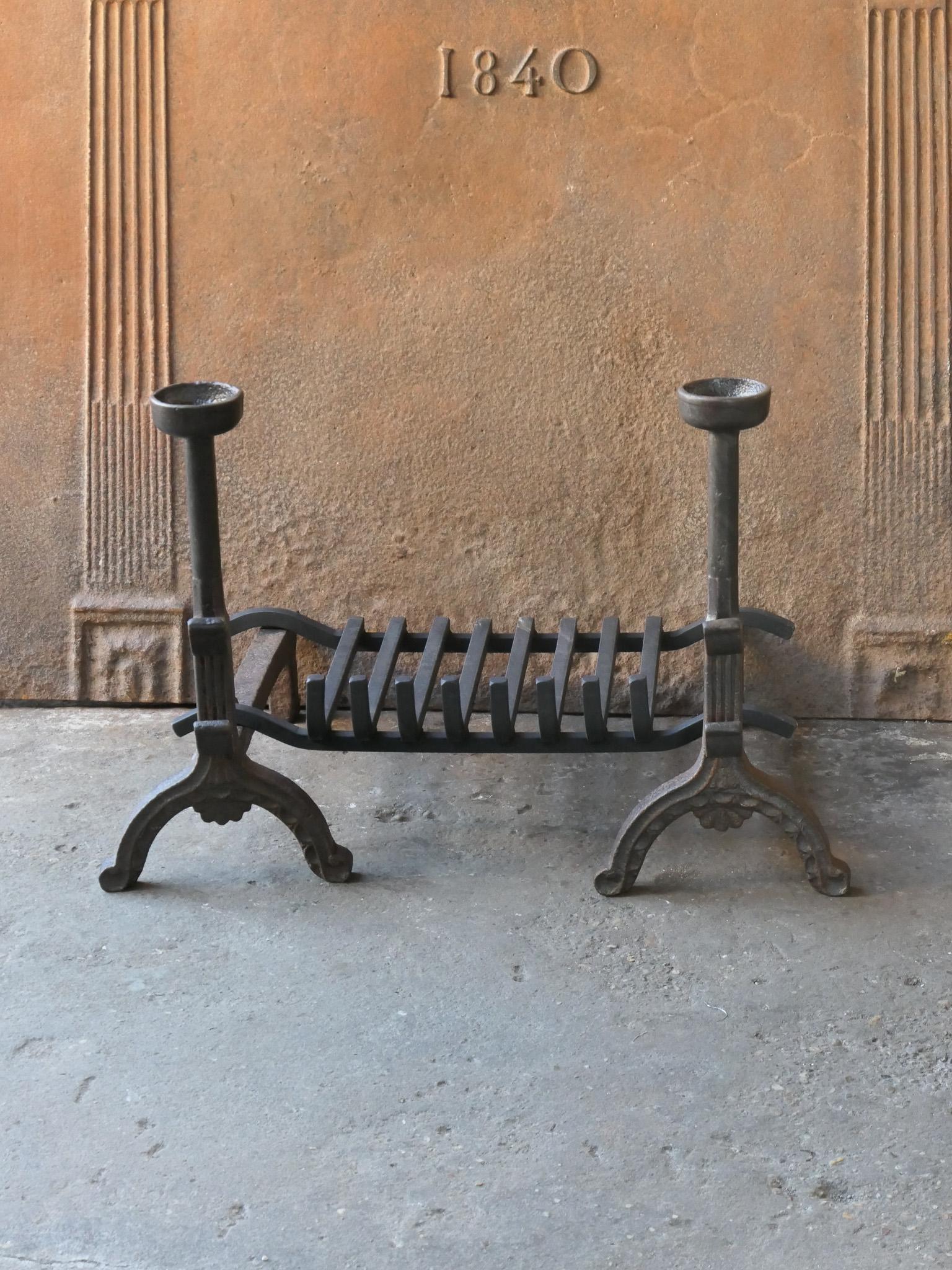 19th century French Napoleon III fireplace grate, made of cast iron and wrought iron. The basket is in a good condition and is fully functional.

Width at front is 64.5 cm (25.4 inches).