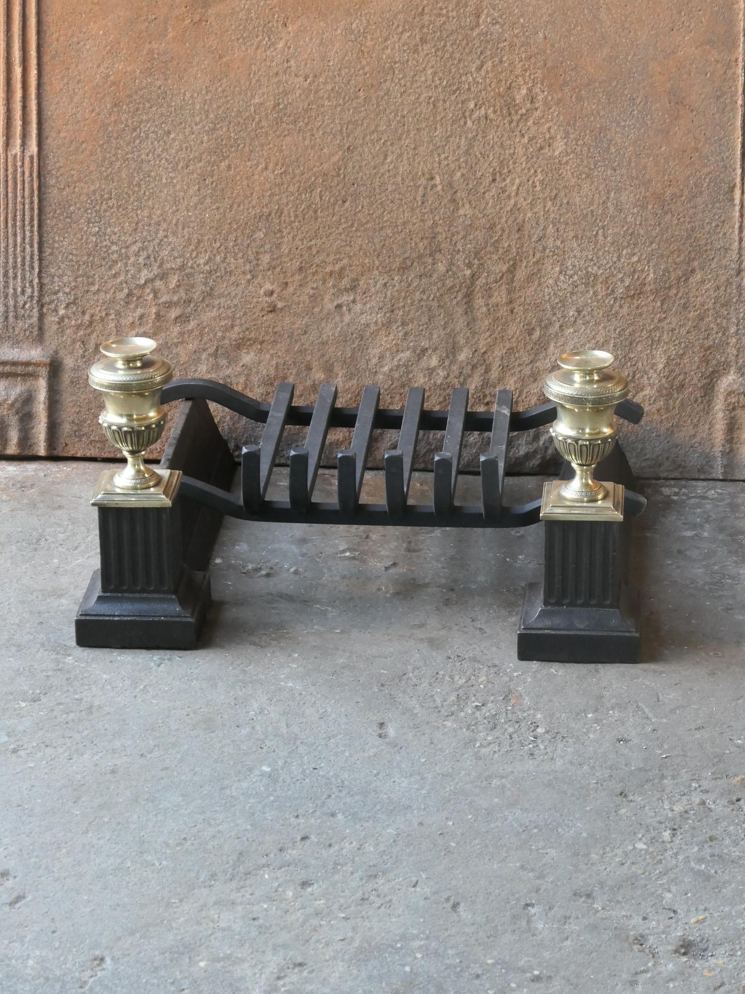 19th century French Napoleon III fireplace grate, made of cast iron, wrought iron and polished brass. The basket is in a good condition and is fully functional.

