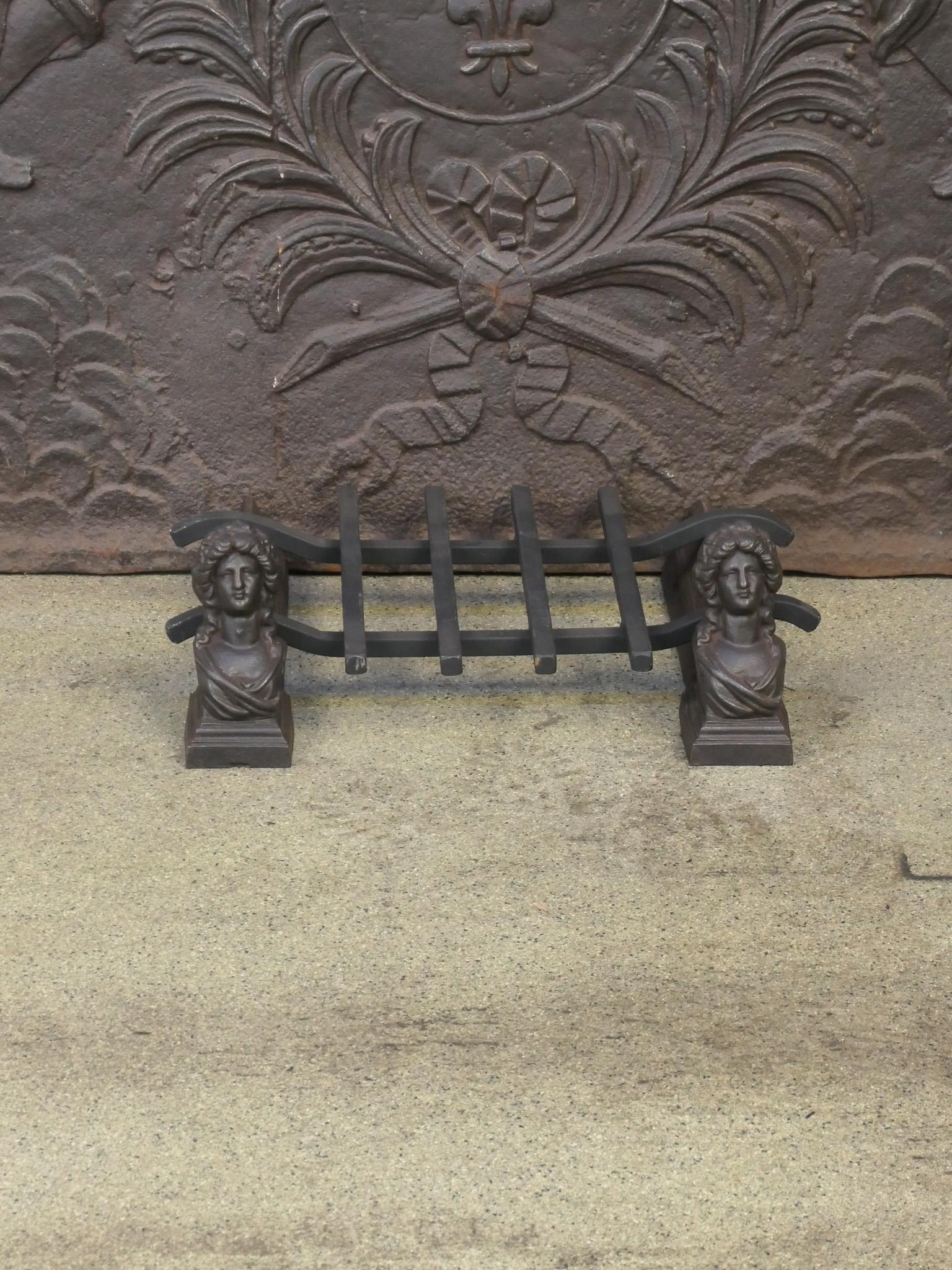 Griglia per camino francese del XIX secolo. La griglia è composta da due androni del periodo Napoleone III, realizzati in ghisa, e da una griglia forgiata di recente, realizzata in ferro battuto. Il cestino è in buone condizioni ed è perfettamente