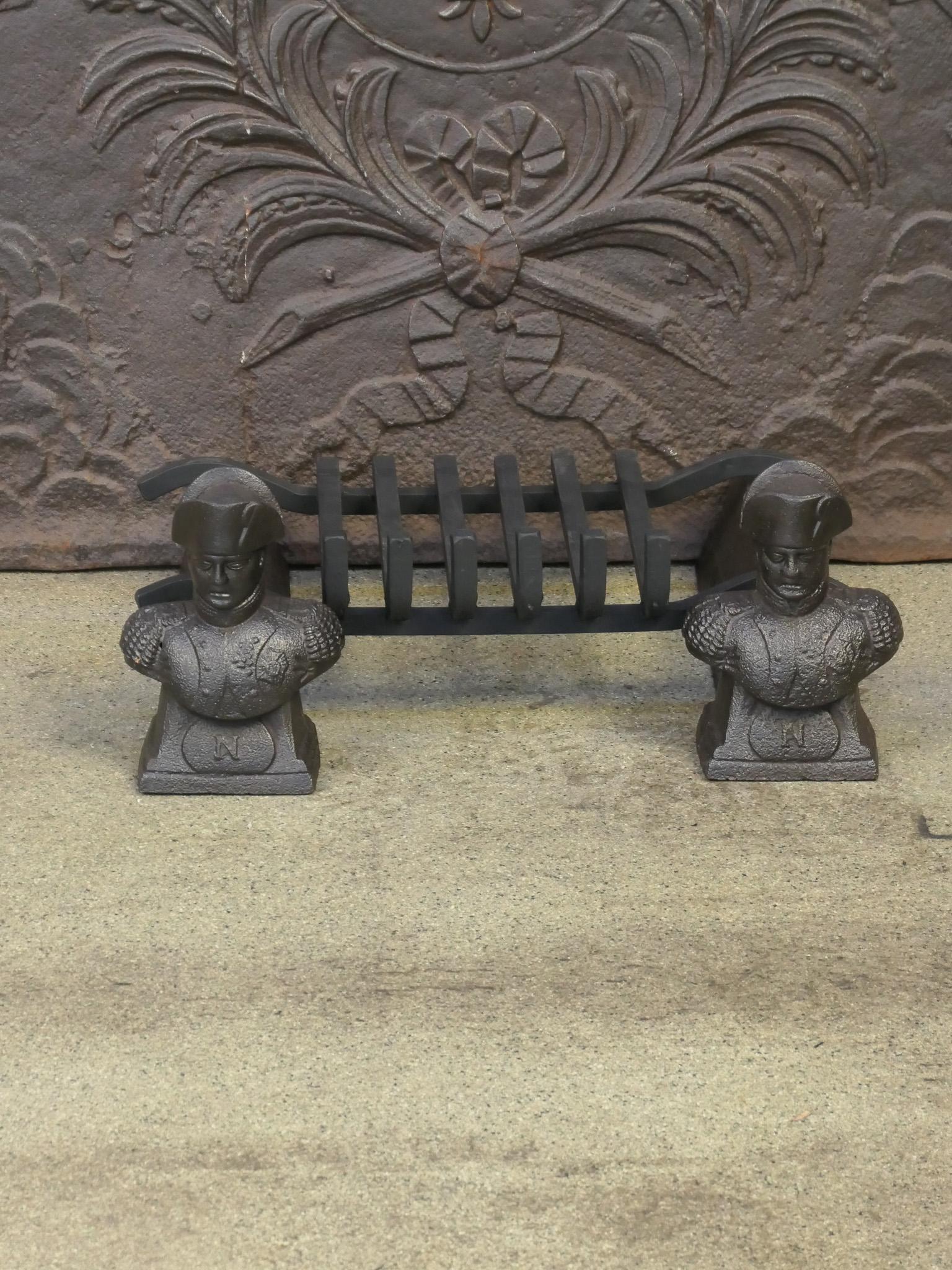Griglia per camino francese del XIX secolo. La griglia è composta da due androni del periodo Napoleone III, realizzati in ghisa, e da una griglia forgiata di recente, realizzata in ferro battuto.

Il cestino è in buone condizioni ed è perfettamente
