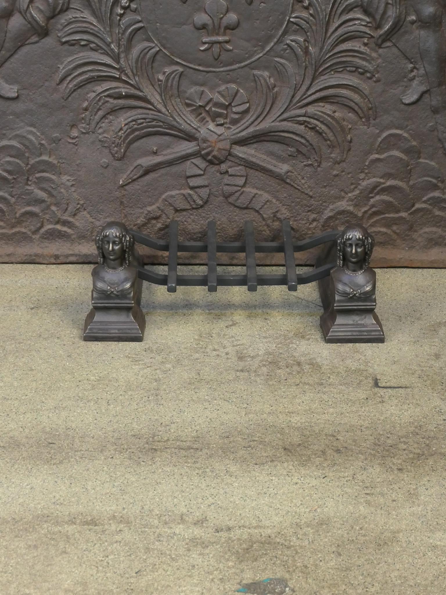 Griglia per camino francese del XIX secolo. La griglia è composta da due androni del periodo Napoleone III, realizzati in ghisa, e da una griglia forgiata di recente, realizzata in ferro battuto.

Il cestino è in buone condizioni ed è perfettamente