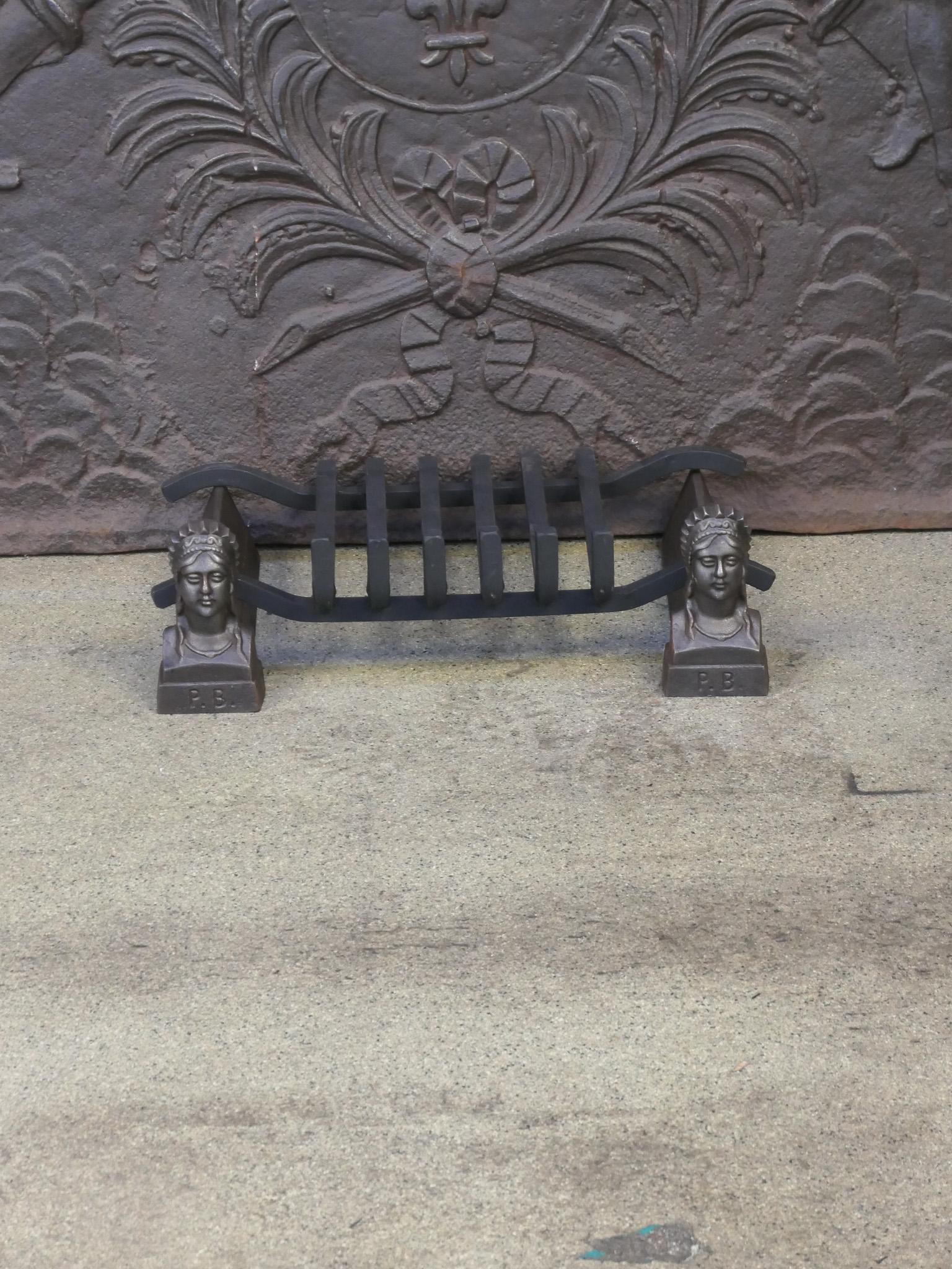 Rejilla de chimenea francesa del siglo XIX. La rejilla consta de dos morillos de la época de Napoleón III, de hierro fundido, y una rejilla forjada recientemente, de hierro forjado.

La cesta está en buen estado y es totalmente funcional.

