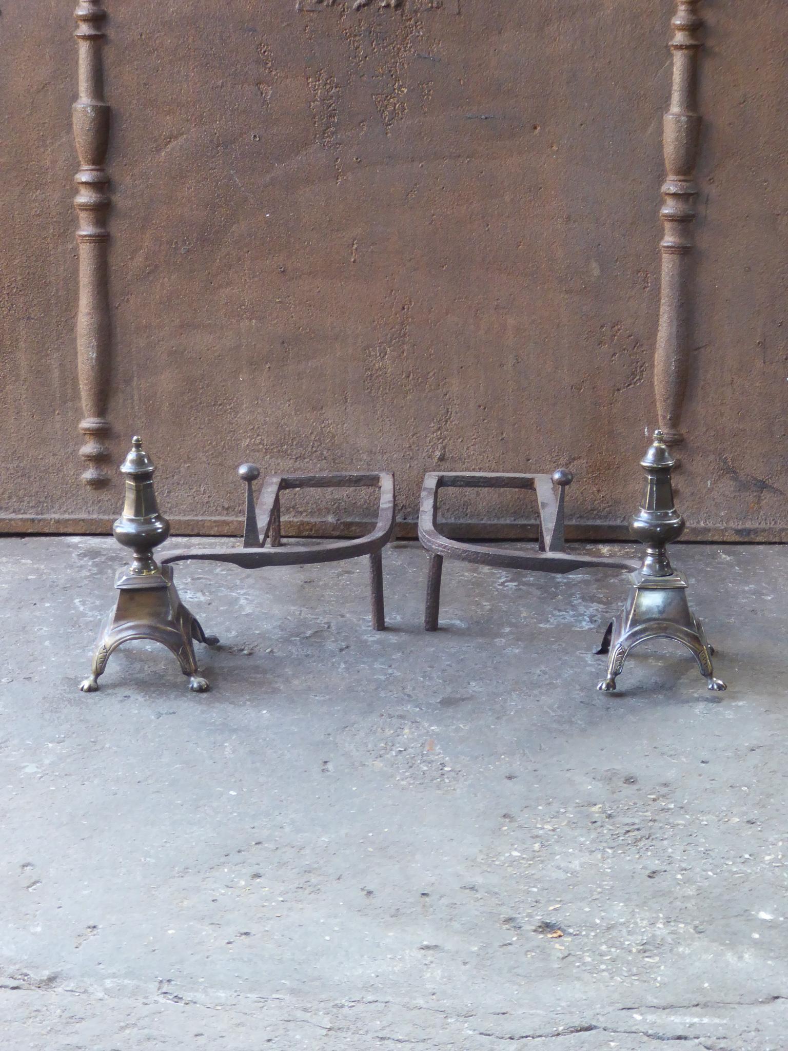 Cesta de chimenea francesa Napoleón III del siglo XIX, cesta de chimenea de hierro forjado y latón. La cesta está en buen estado y es totalmente funcional.