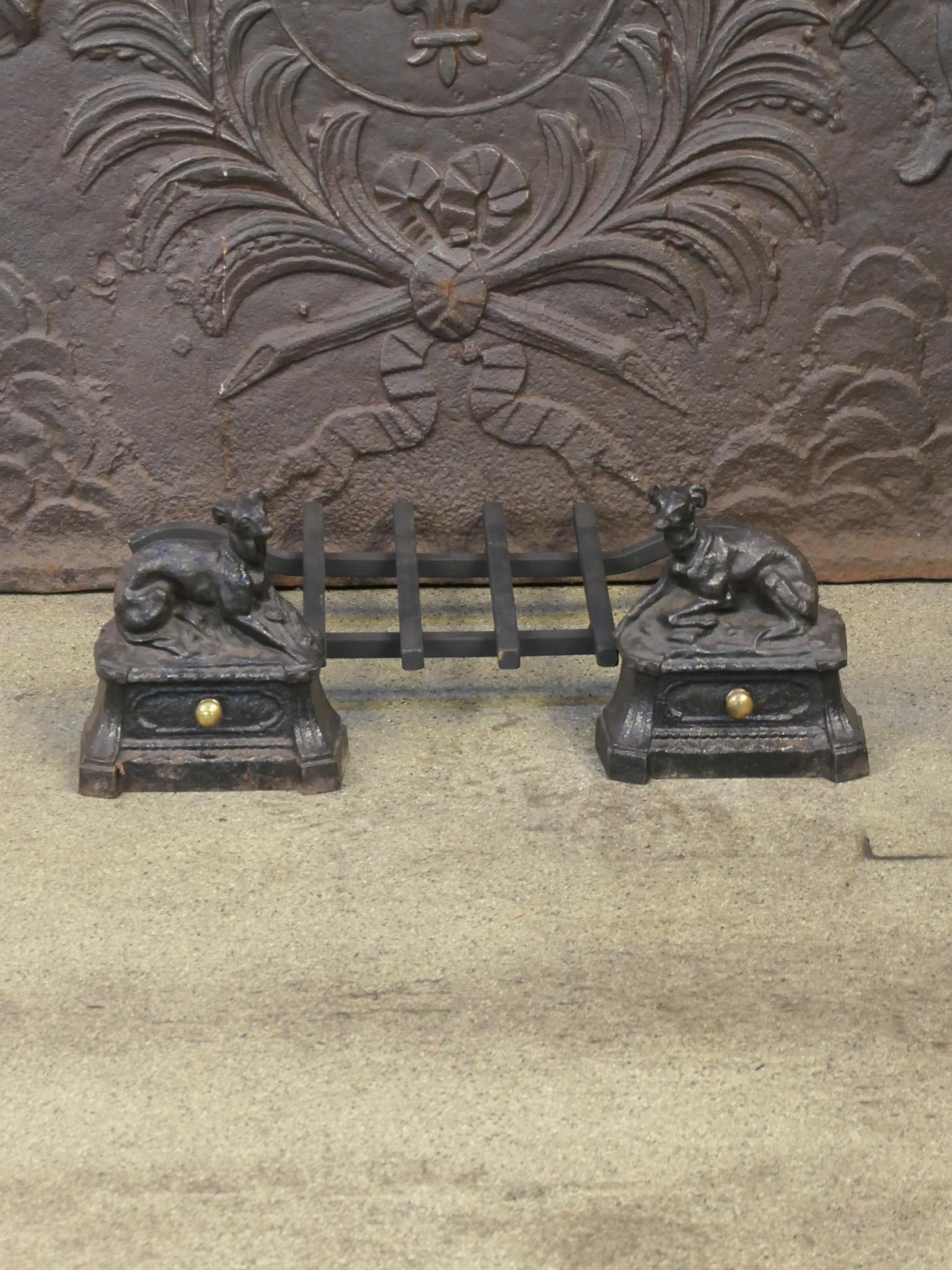 Grille de cheminée française du 19e siècle avec chiens. La grille se compose de deux chenets d'époque Napoléon III, en fonte, et d'une grille récemment forgée, en fer forgé. Le panier est en bon état et est entièrement fonctionnel.

La largeur à