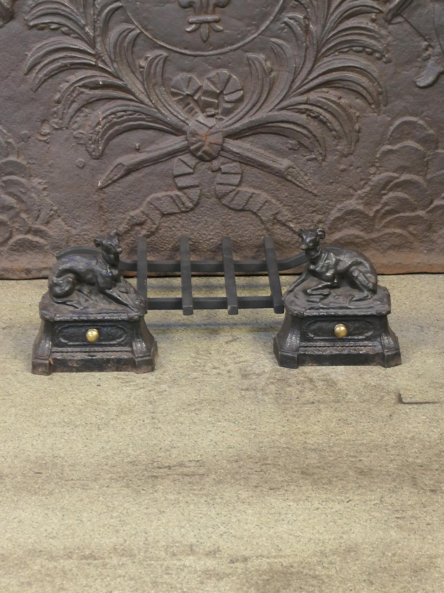 Français Ancienne grille de cheminée française Napoléon III, grille de cheminée, avec chiens, 19ème siècle en vente