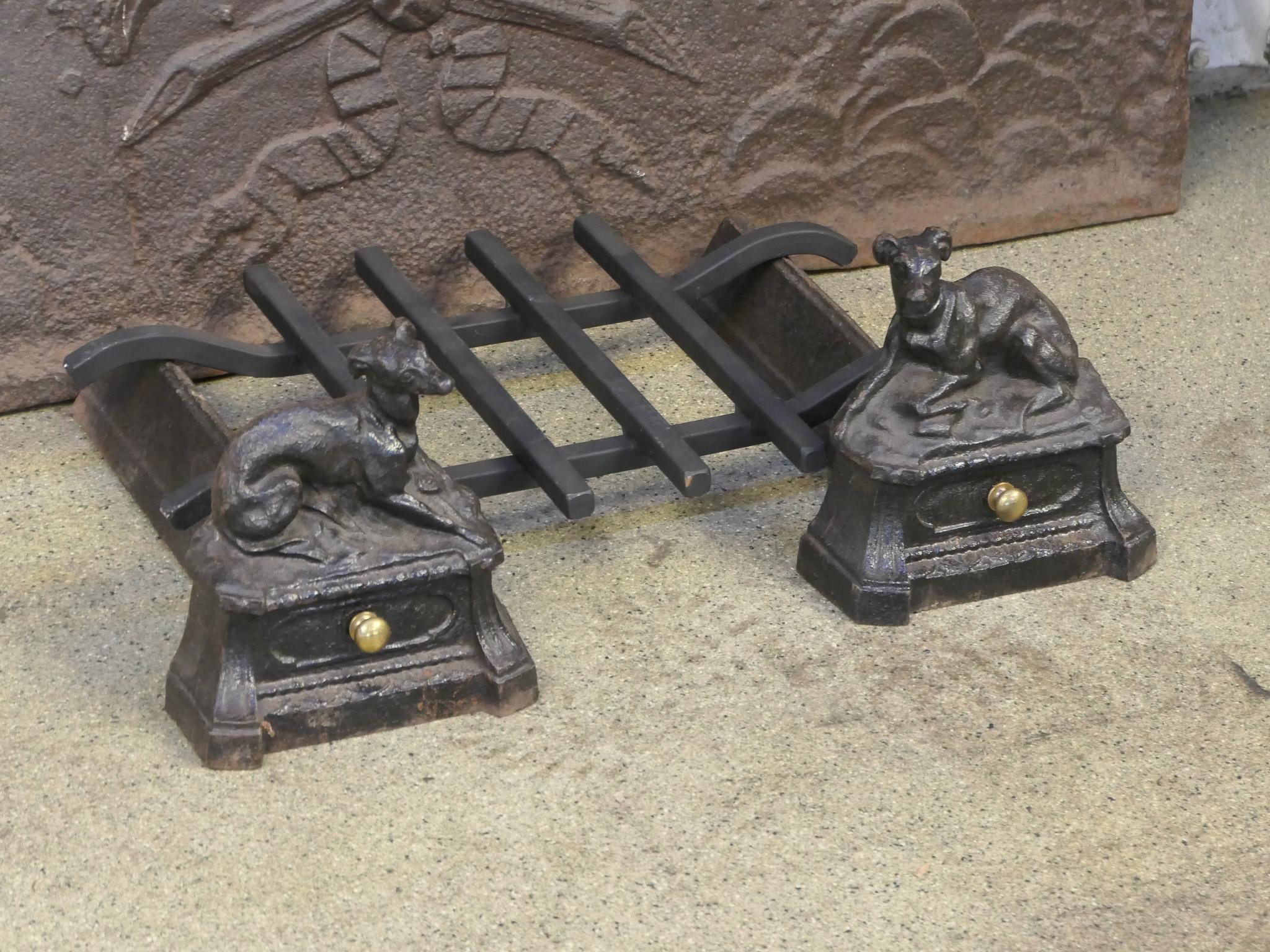 Ancienne grille de cheminée française Napoléon III, grille de cheminée, avec chiens, 19ème siècle Bon état - En vente à Amerongen, Amerongen