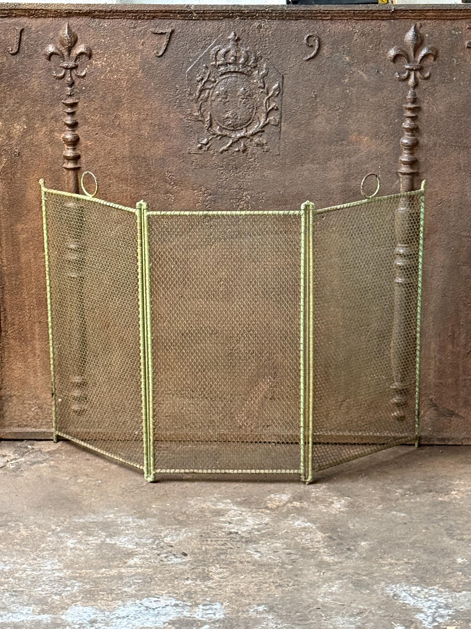 Paravento per caminetto francese Napoleone III a 3 pannelli del XIX secolo. Il paravento è realizzato in ottone, ferro e rete di ferro. È in buone condizioni e può essere utilizzato davanti al camino.