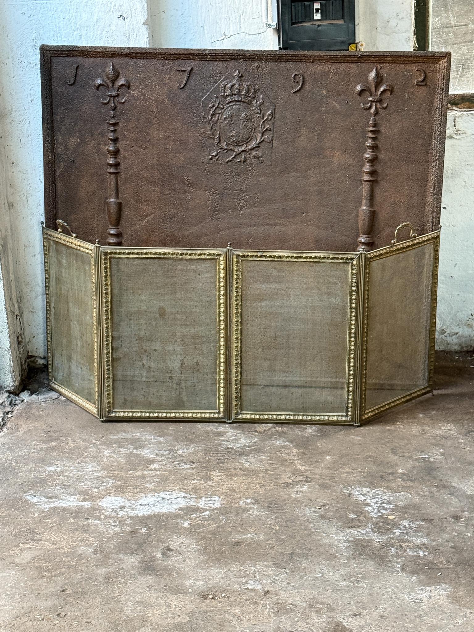 Paravento per caminetto francese Napoleone III a 3 pannelli del XIX secolo. Il paravento è realizzato in ottone, ferro e rete di ferro. È in buone condizioni e può essere utilizzato davanti al camino.