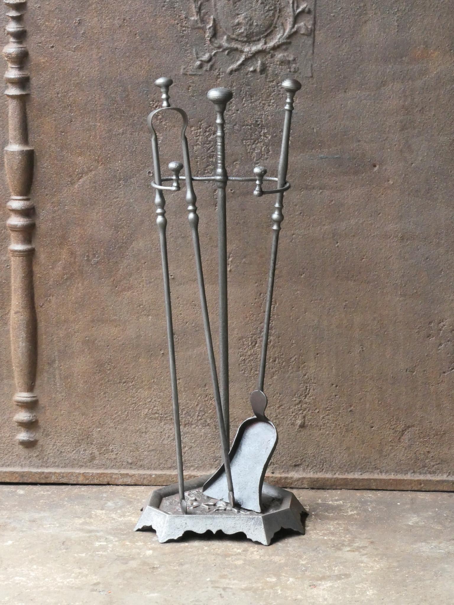 Ensemble d'outils de cheminée français du 19e siècle. Période Napoléon III. L'ensemble d'outils se compose d'une pince, d'une pelle et d'un support. Les outils sont en fer forgé et le support en fonte. L'ensemble est en bon état et apte à être