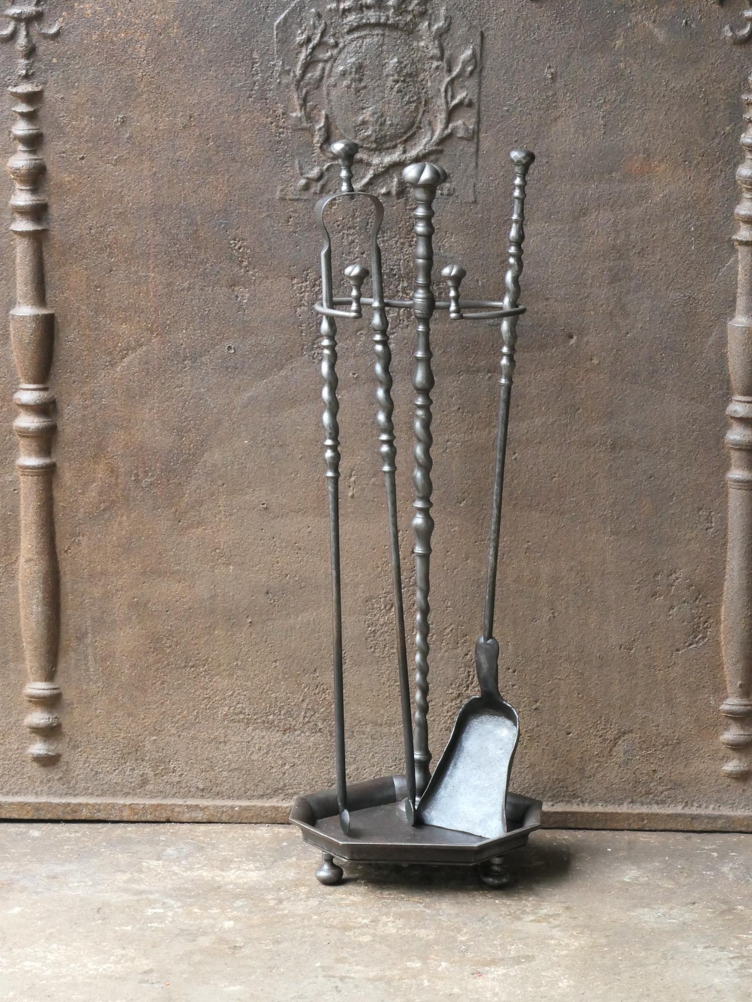 Französisches Kaminbesteck aus dem 19. Jahrhundert. Zeitraum Napoleon III. Das Werkzeugset besteht aus einer Zange, einer Schaufel und einem Ständer. Die Werkzeuge sind aus Schmiedeeisen und der Ständer aus Gusseisen gefertigt. Das Set ist in einem