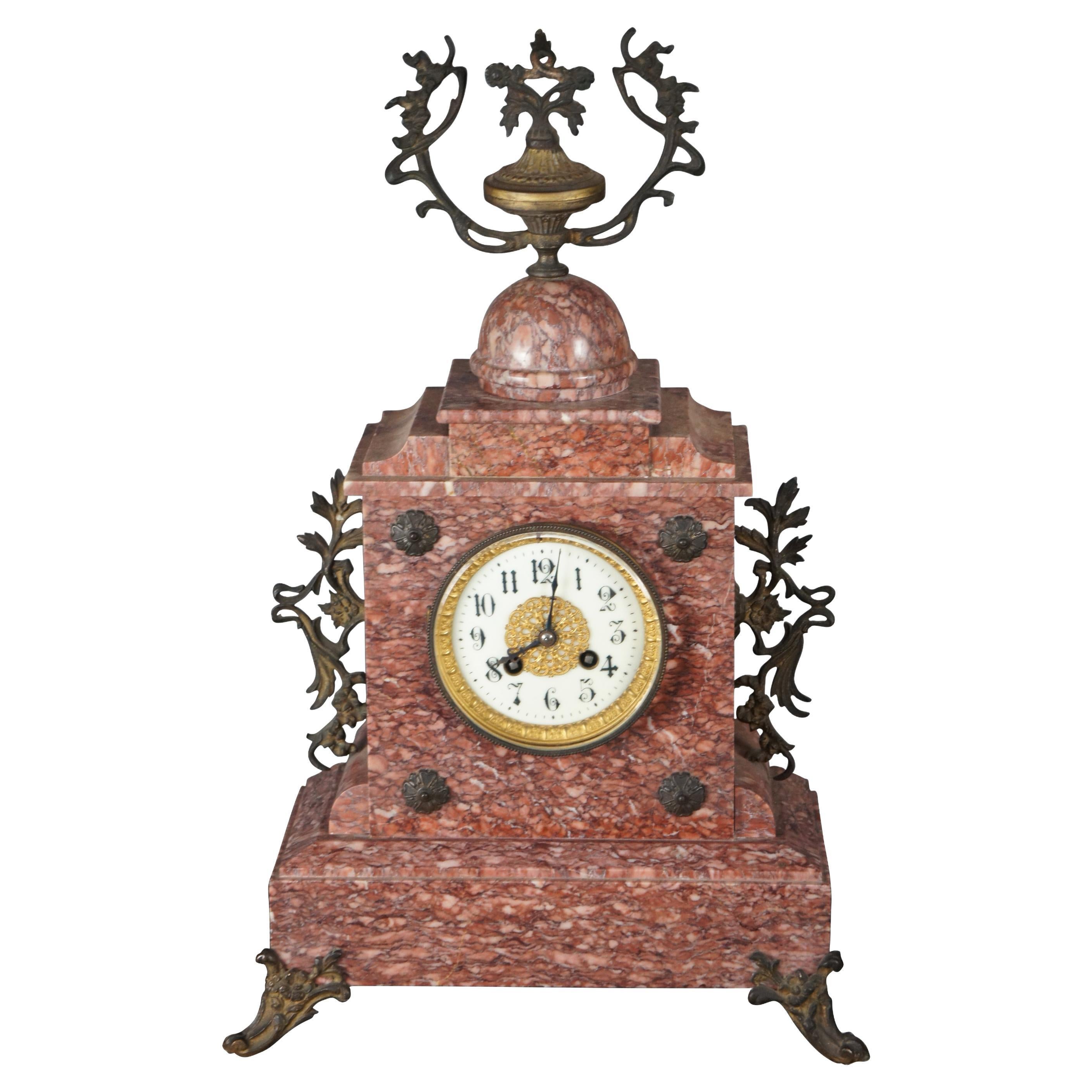 Ancienne pendule de cheminée Napoléon III française en marbre rouge et bronze doré 20". en vente