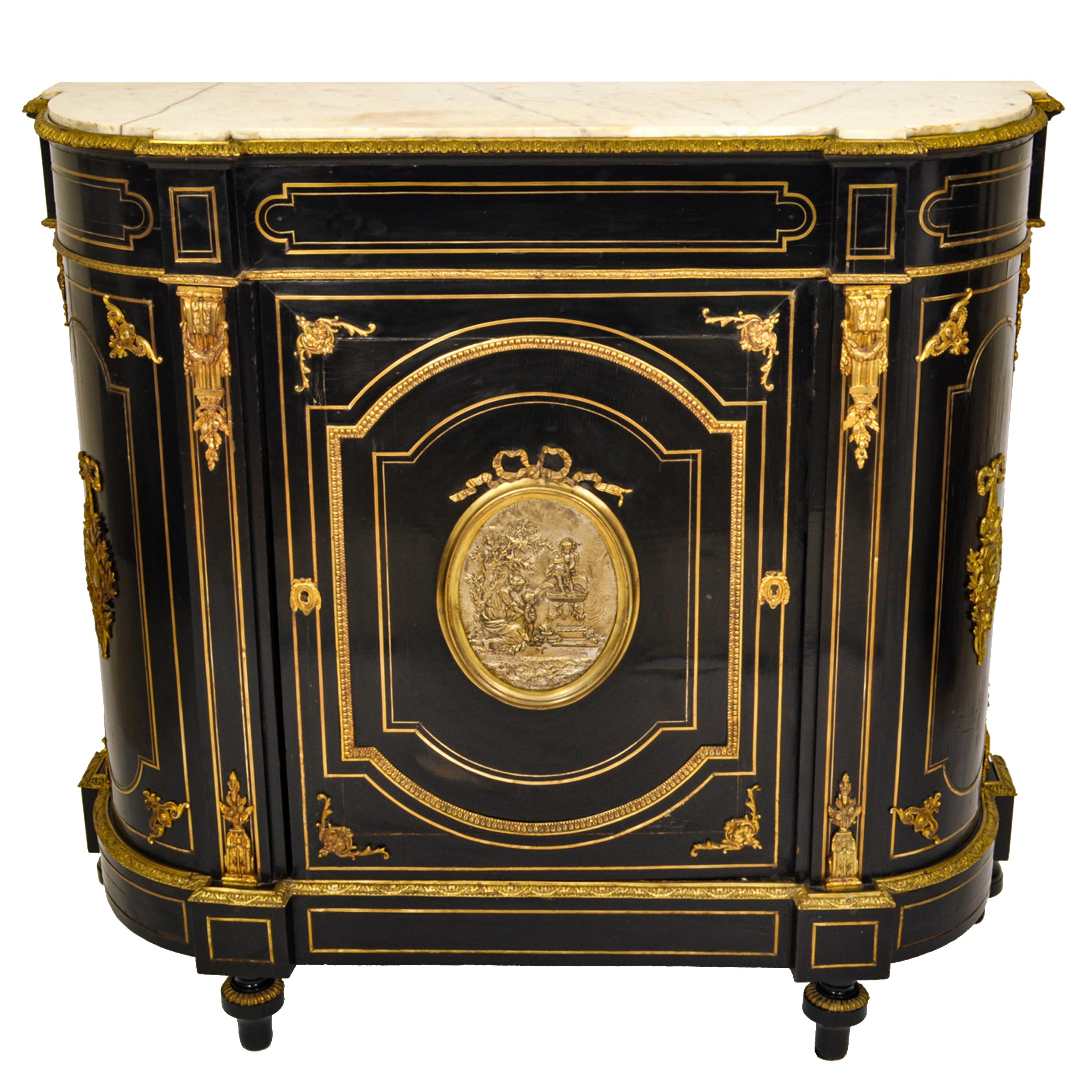 Ein feiner und eleganter antiker französischer Schrank aus vergoldeter Bronze und ebonisiertes Napoleon III, um 1860.
Der Schrank hat eine weiße Cararra-Marmorplatte, die in ein ebonisiertes Gehäuse eingelassen ist. Der Schrank ist prächtig mit