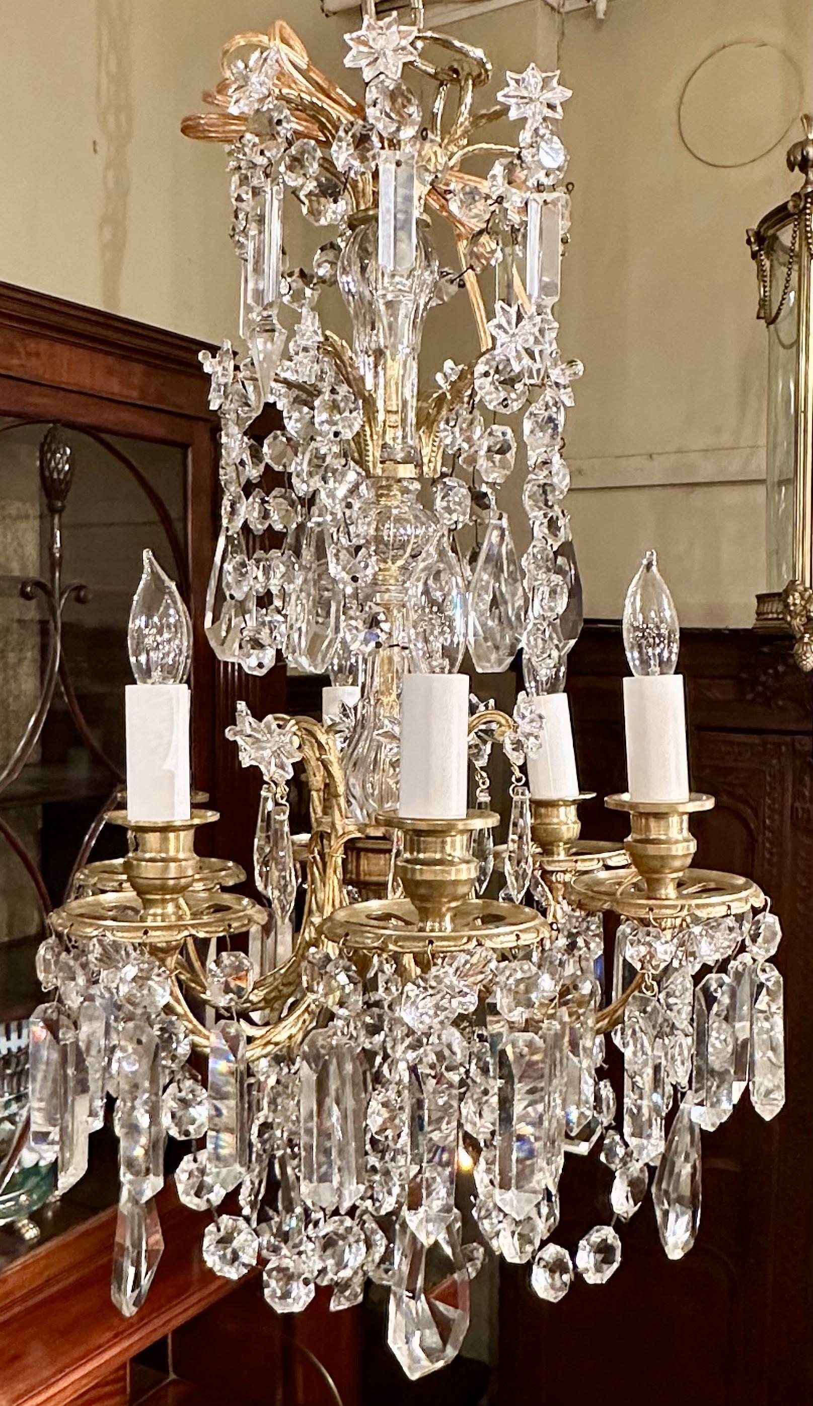 Petit lustre français ancien Napoléon III en bronze doré et cristal taillé, Circa 1885.
