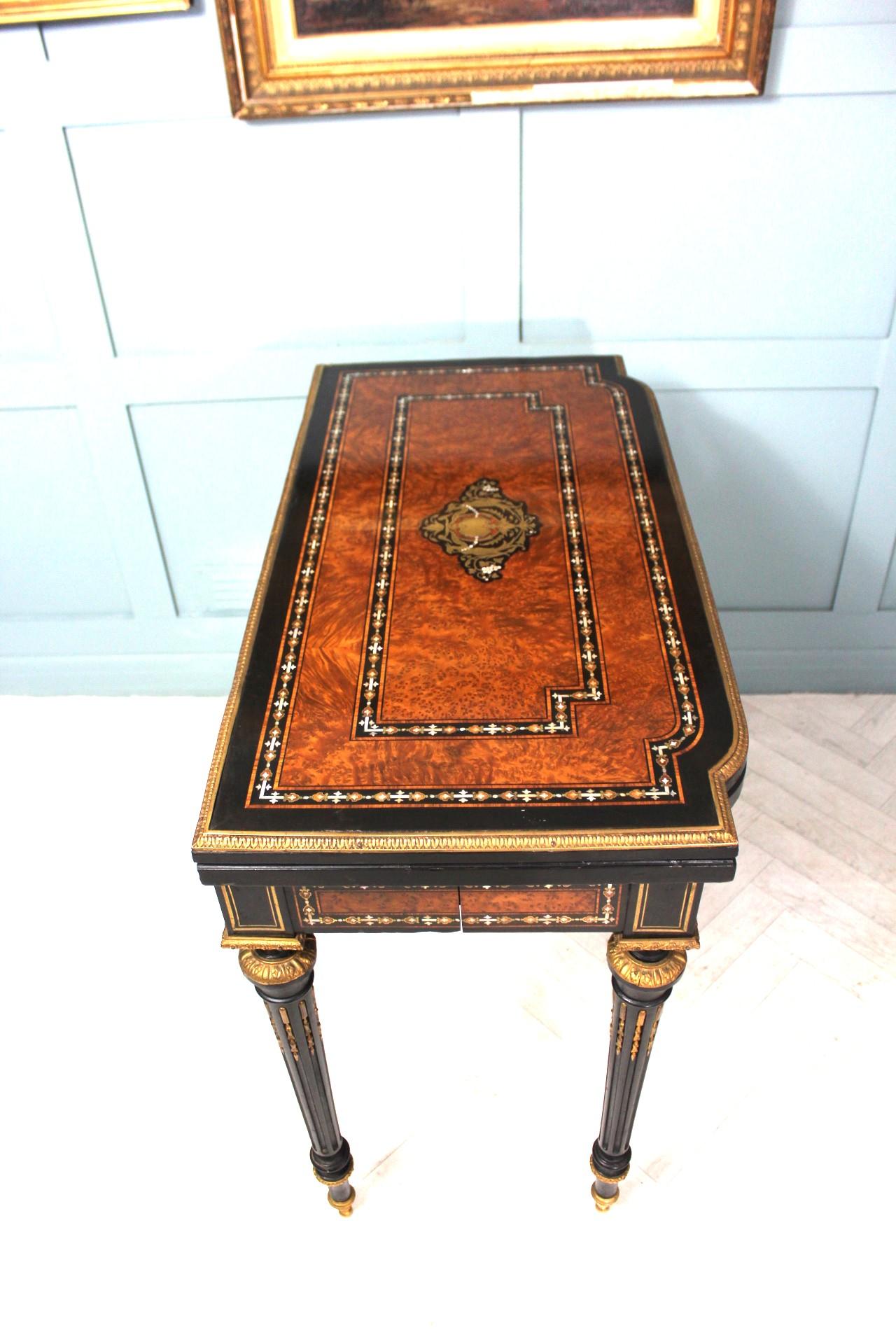 Antiquité française Table à cartes marquetée Napoléon III

📜 Provenance - Table à cartes marquetée d'époque Napoléon III, France, vers 1860
Provenant d'une collection privée de Lyon, cette exceptionnelle table à cartes en marqueterie Napoléon III,