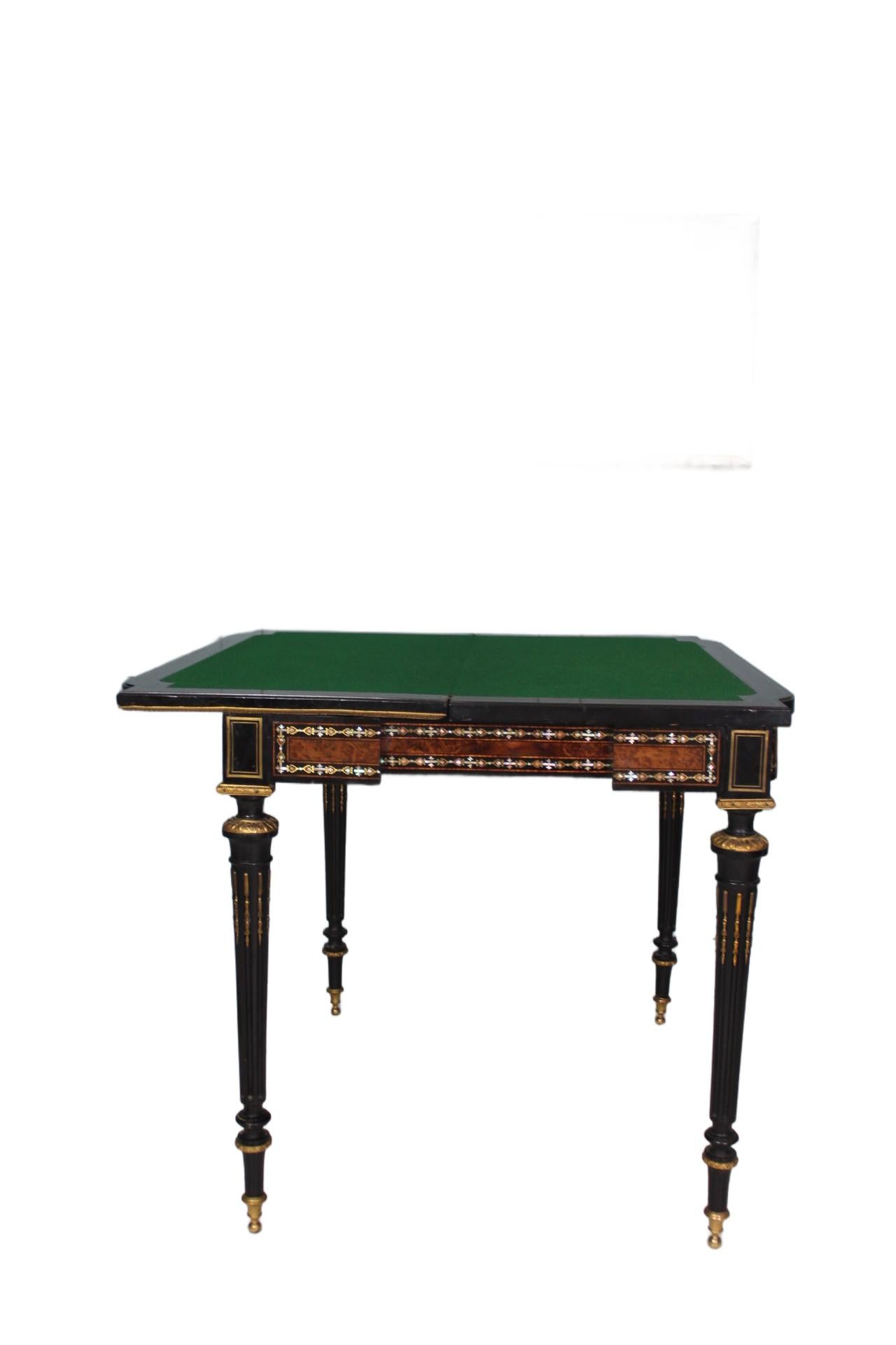 Français Antiquité française Table à cartes marquetée Napoléon III en vente