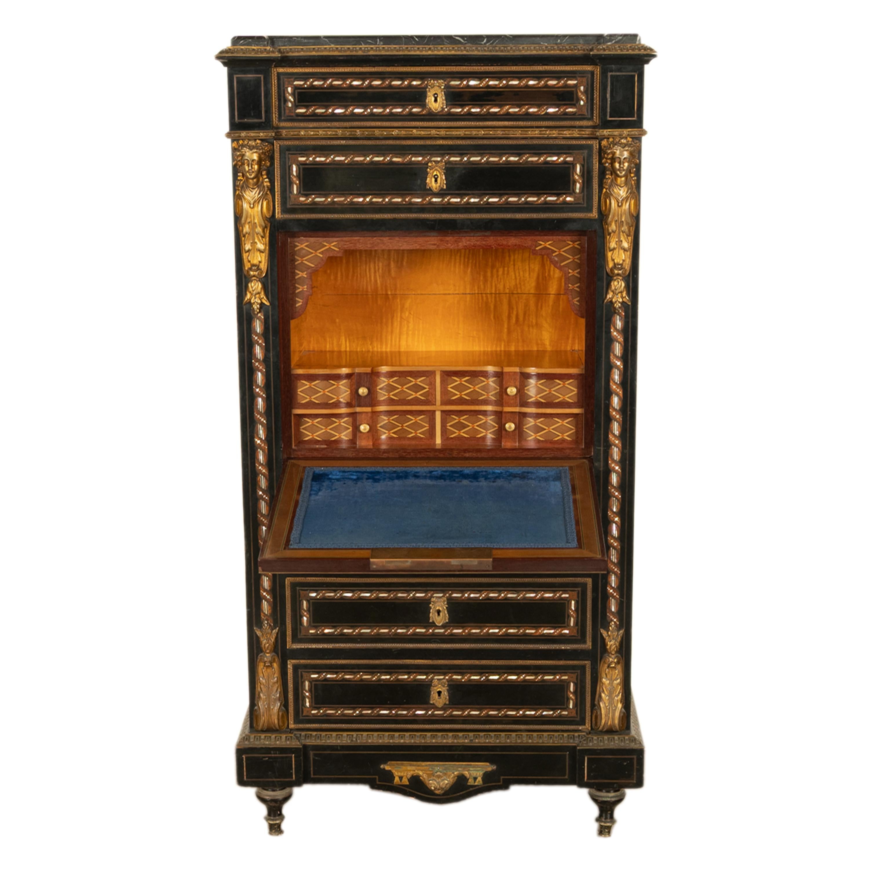 Exceptionnel coffre à secret Napoléon III en marbre incrusté, ébonisé et monté en bronze doré, vers 1860.
Ce superbe secretaire abattant français ancien a un dessus en marbre veiné noir et blanc, avec une frise de bronze doré au-dessous. Le devant
