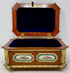 Antiguo joyero francés Napoleón III de madera de rey con placas de porcelana de Sevres.