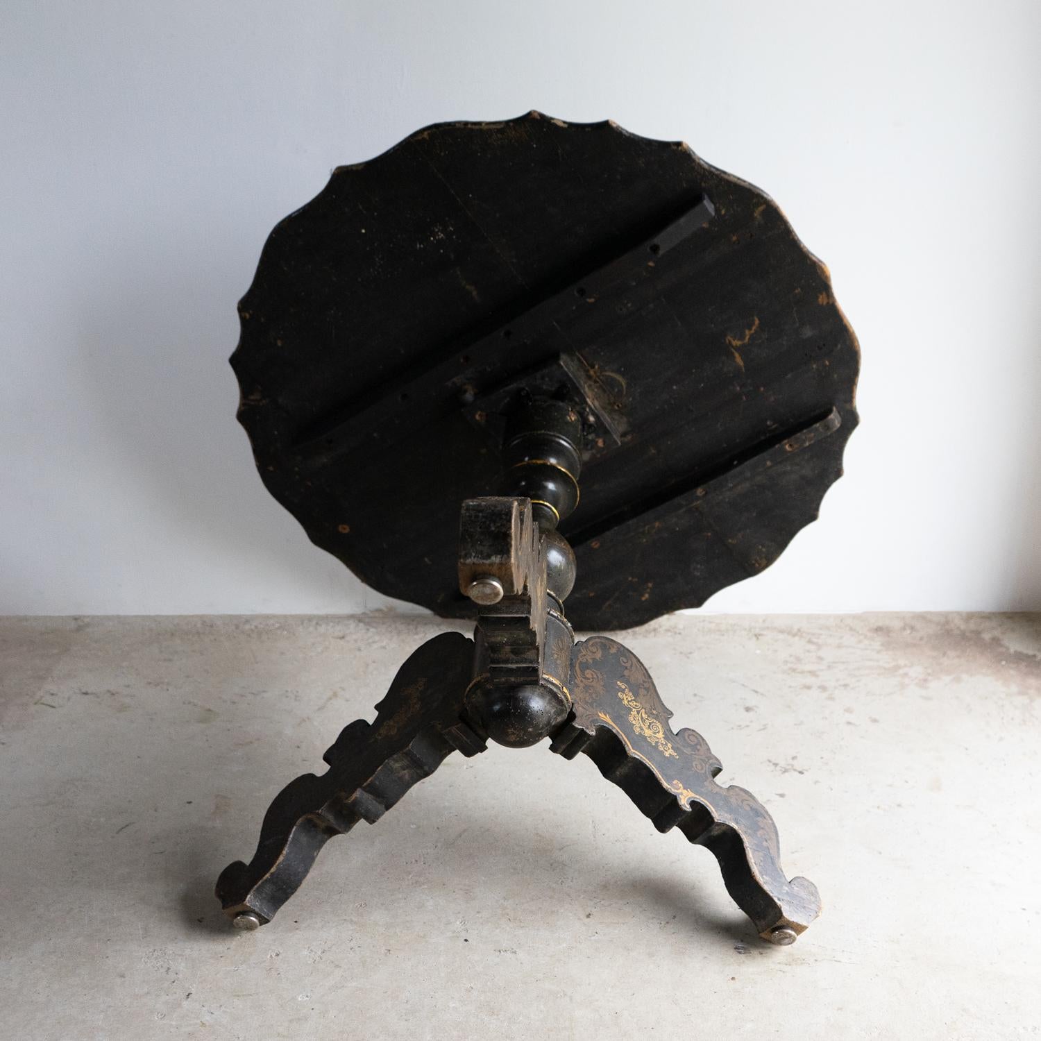 Antique French Napoleon III Lacquered Pedestal Table, Inlaid Hand Painted 19th C For Sale 12