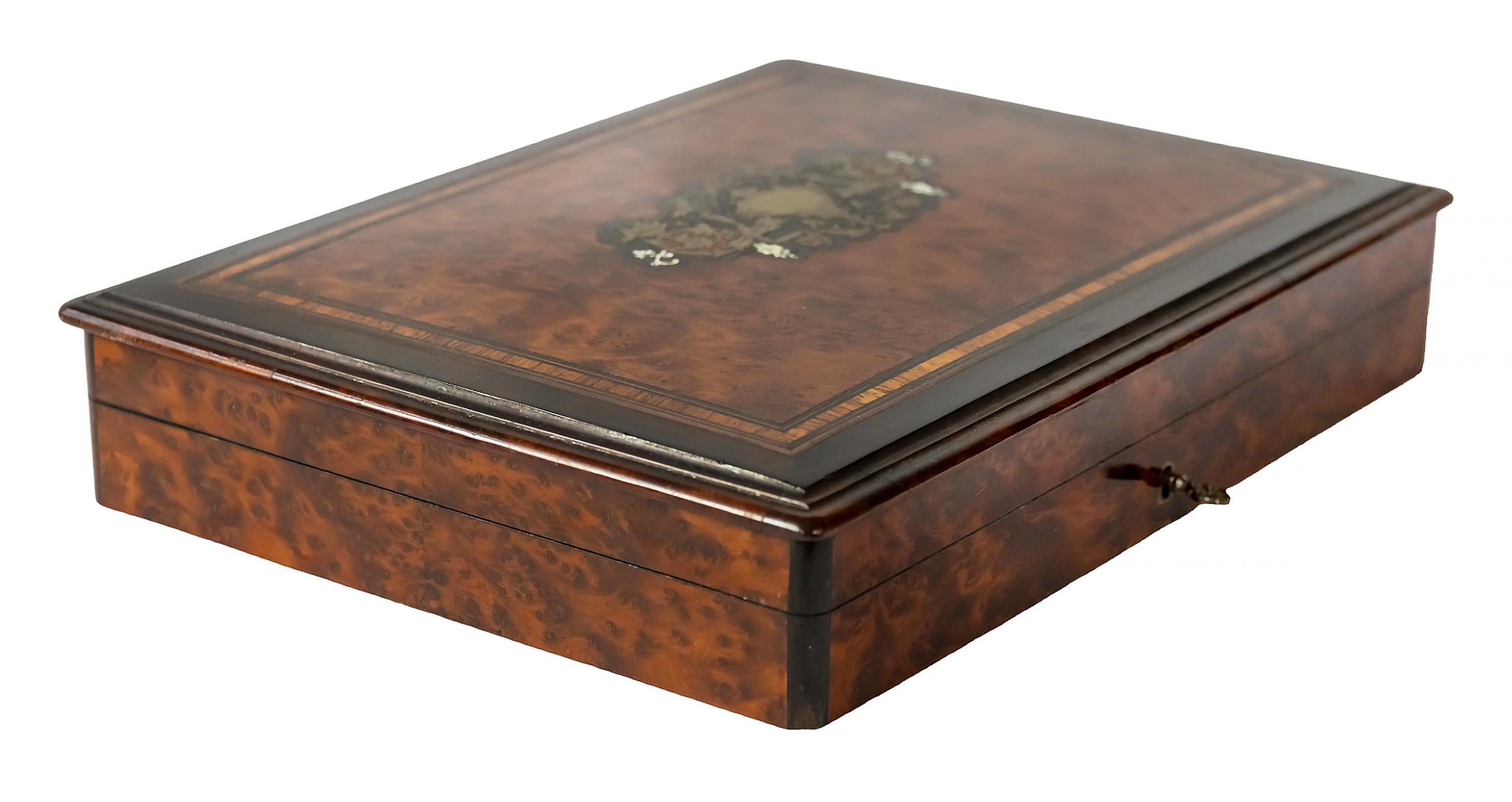 Antique French Napoleon III Marquetry Box with Cards and Game Elements In Good Condition For Sale In Vilnius, LT