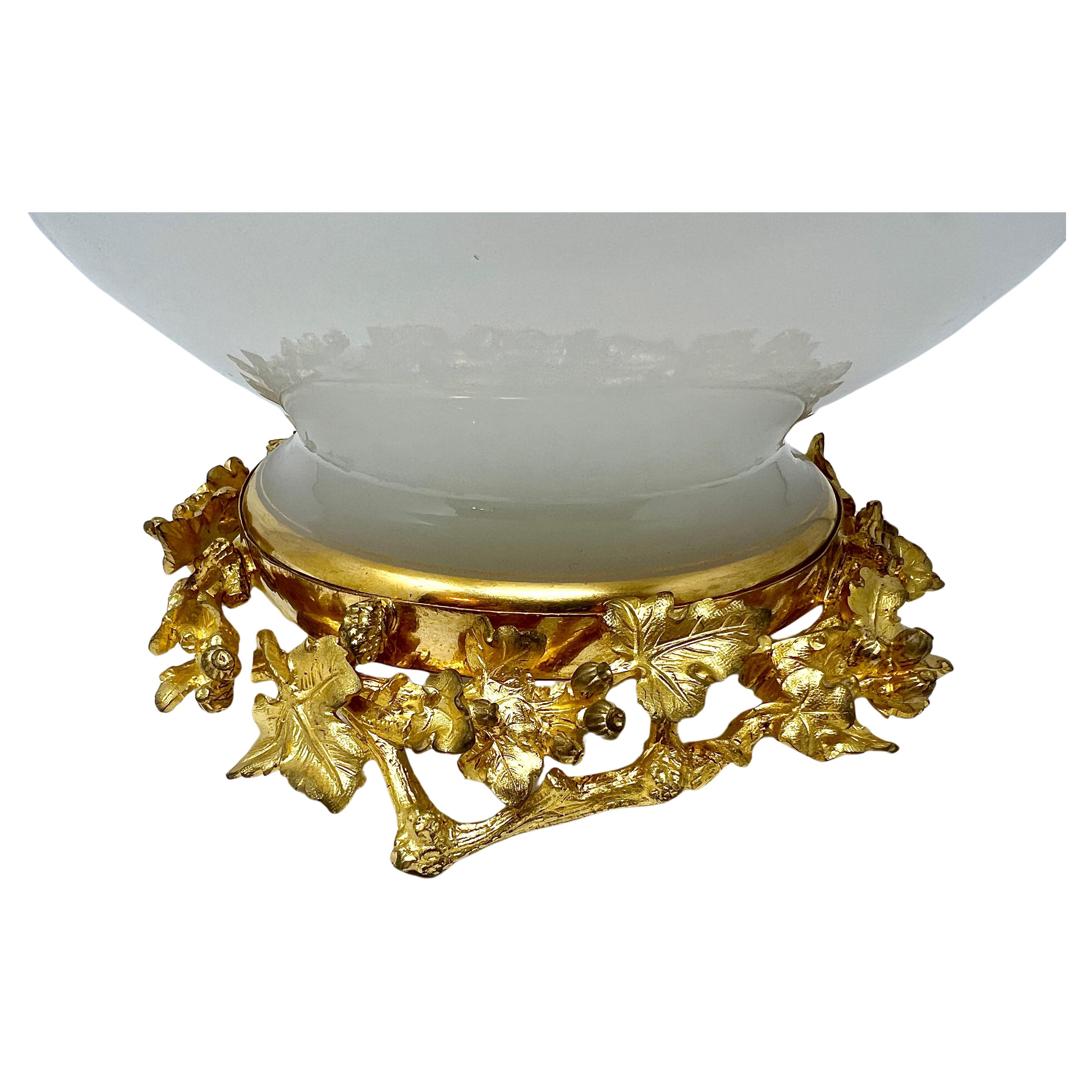 Antike französische Vase aus Opalglas und Goldbronze im Napoleon-III-Stil, ca. 1890er Jahre. im Angebot 2