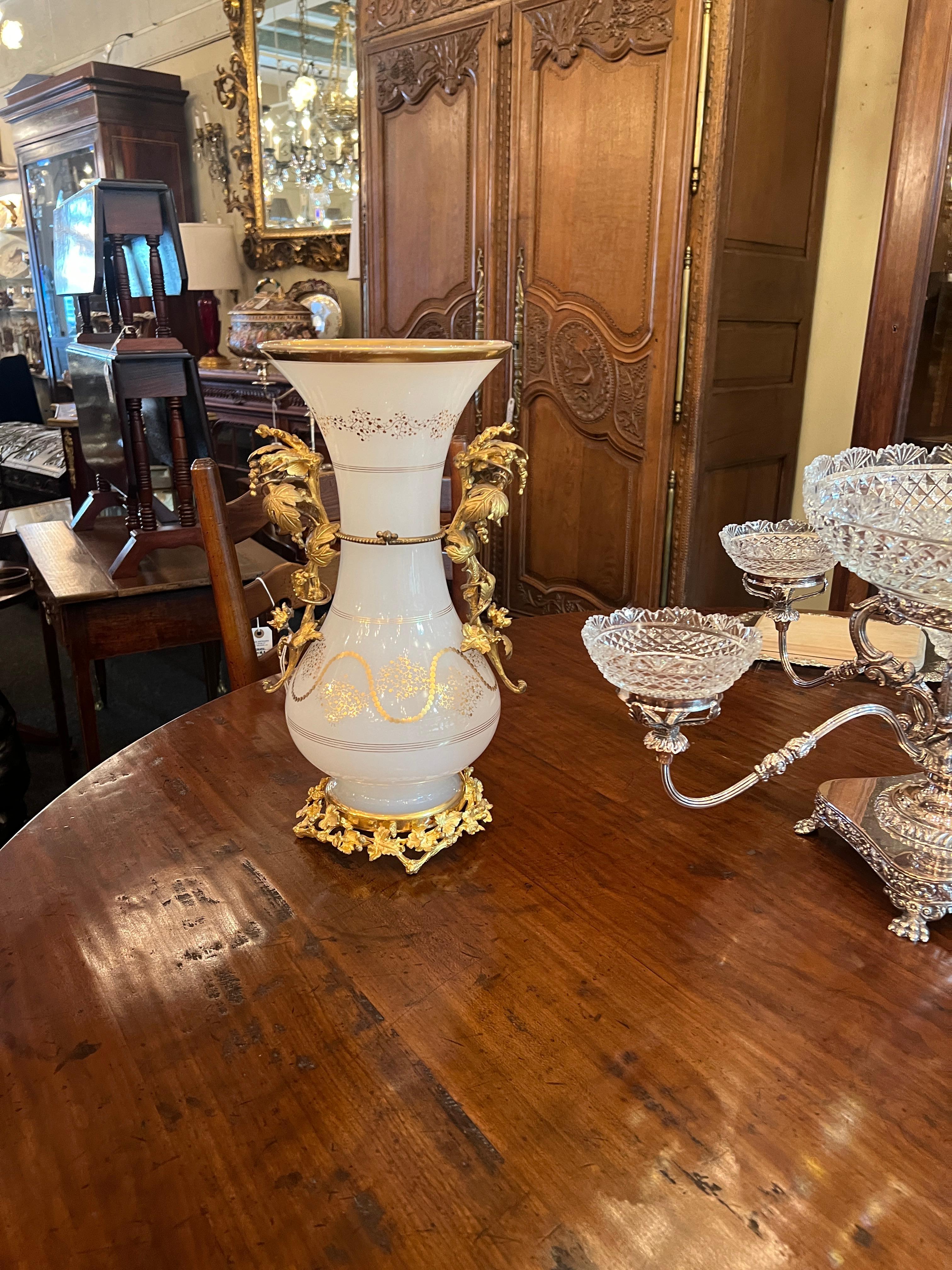 Antike französische Vase aus Opalglas und Goldbronze im Napoleon-III-Stil, ca. 1890er Jahre. im Angebot 3