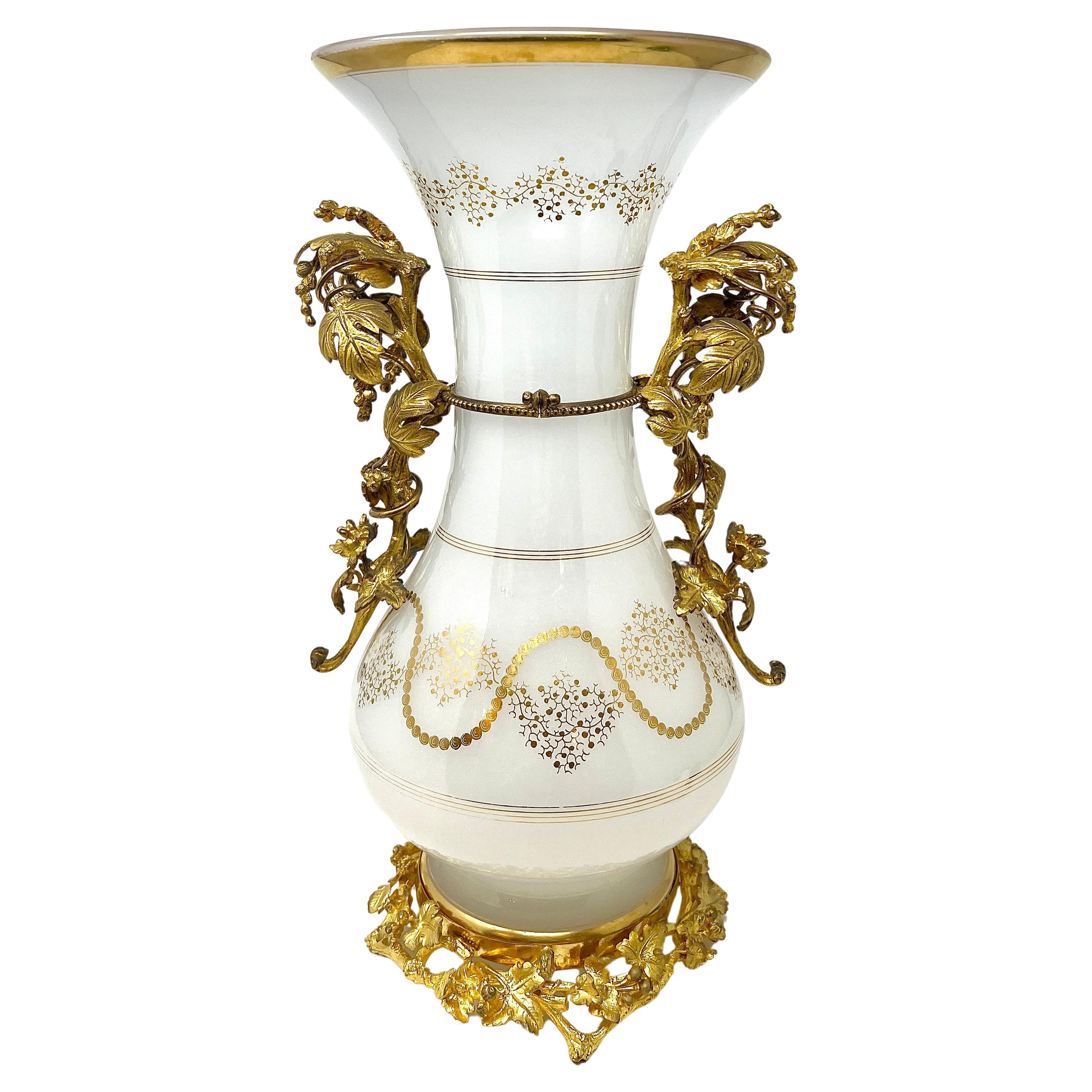 Antike französische Vase aus Opalglas und Goldbronze im Napoleon-III-Stil, ca. 1890er Jahre.