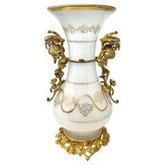 Antike französische Vase aus Opalglas und Goldbronze im Napoleon-III-Stil, ca. 1890er Jahre.