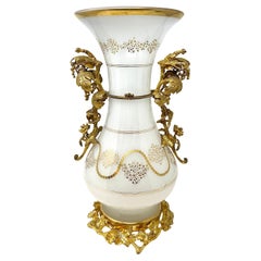 Antiguo Jarrón Francés Napoleón III de Cristal Opalino y Bronce Dorado, Circa Década de 1890.