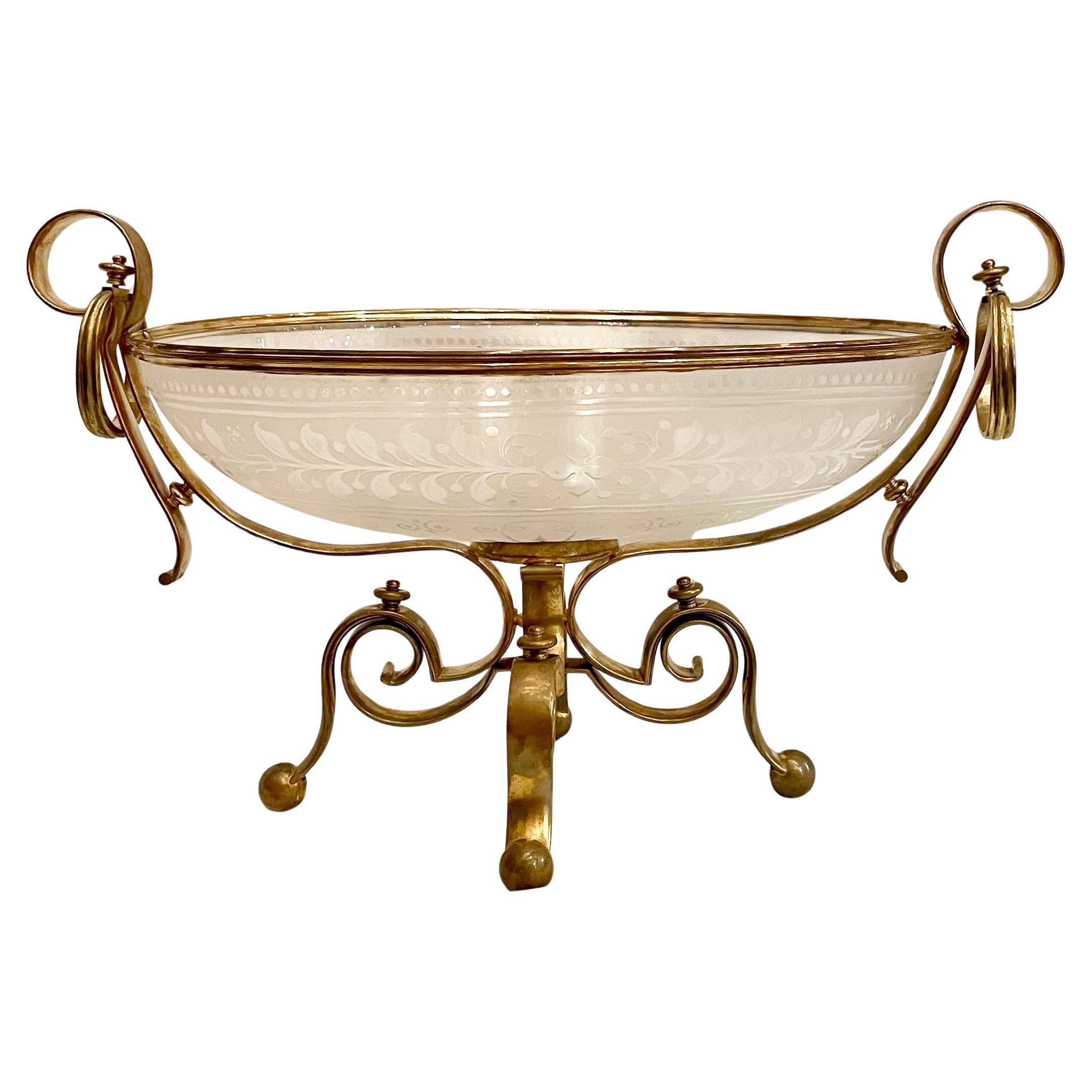Ancien centre de table en cristal Napoléon III monté en bronze doré, vers 1885.
Belle gravure.