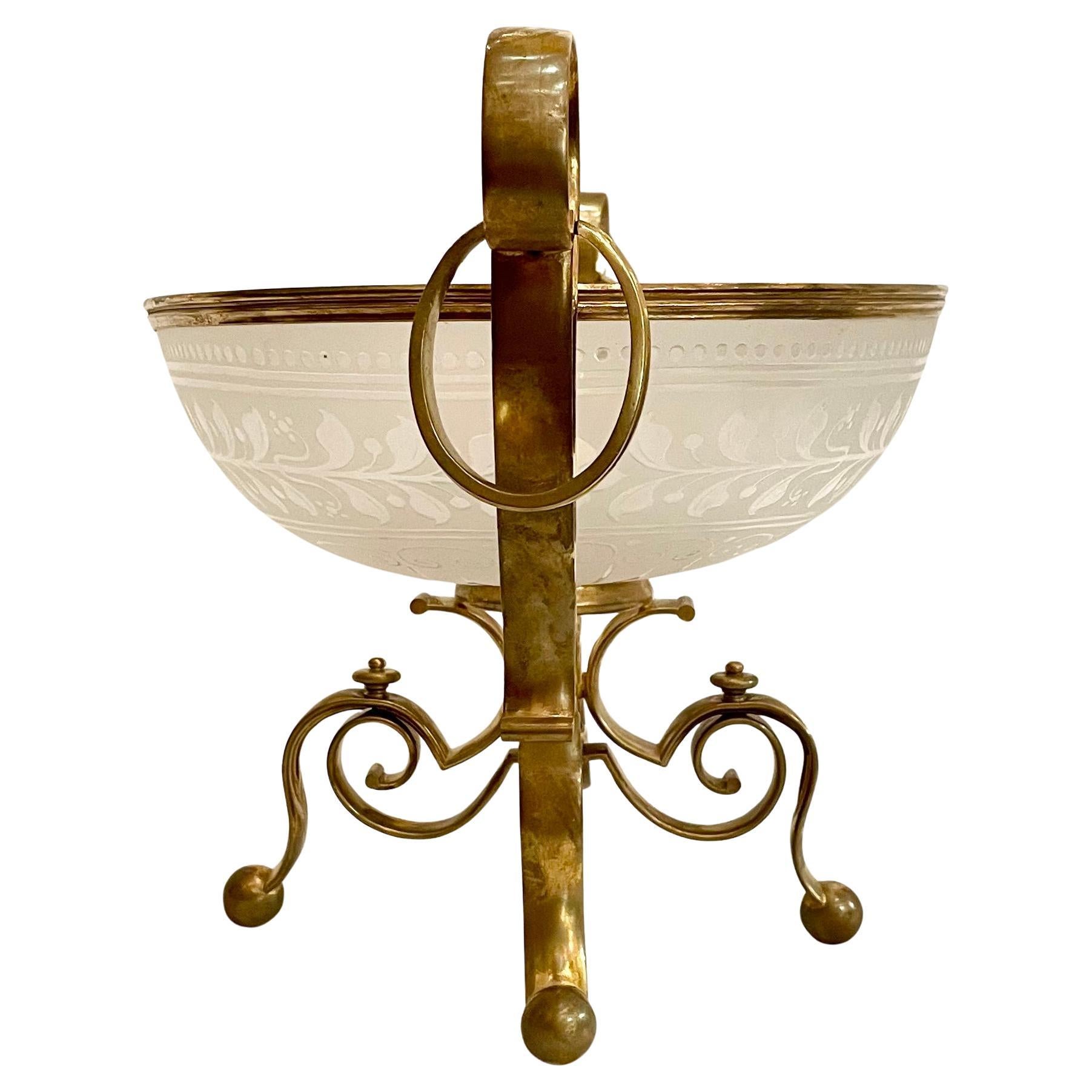 XIXe siècle Centre de table ancien en cristal monté en bronze doré Napoléon III, Circa 1885. en vente