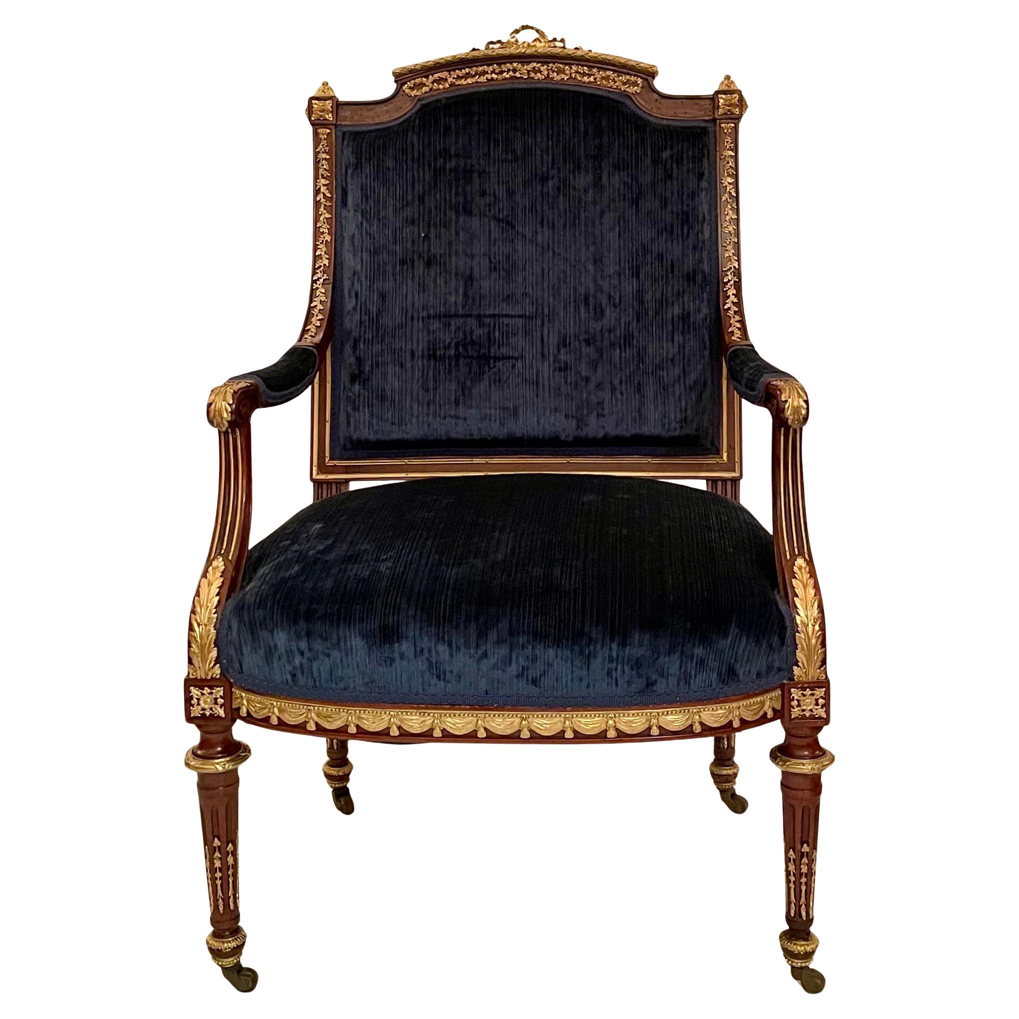Antiker französischer Mahagoni-Sessel mit Goldbronze-Montierung aus der Zeit Napoleons III., um 1875-1885.