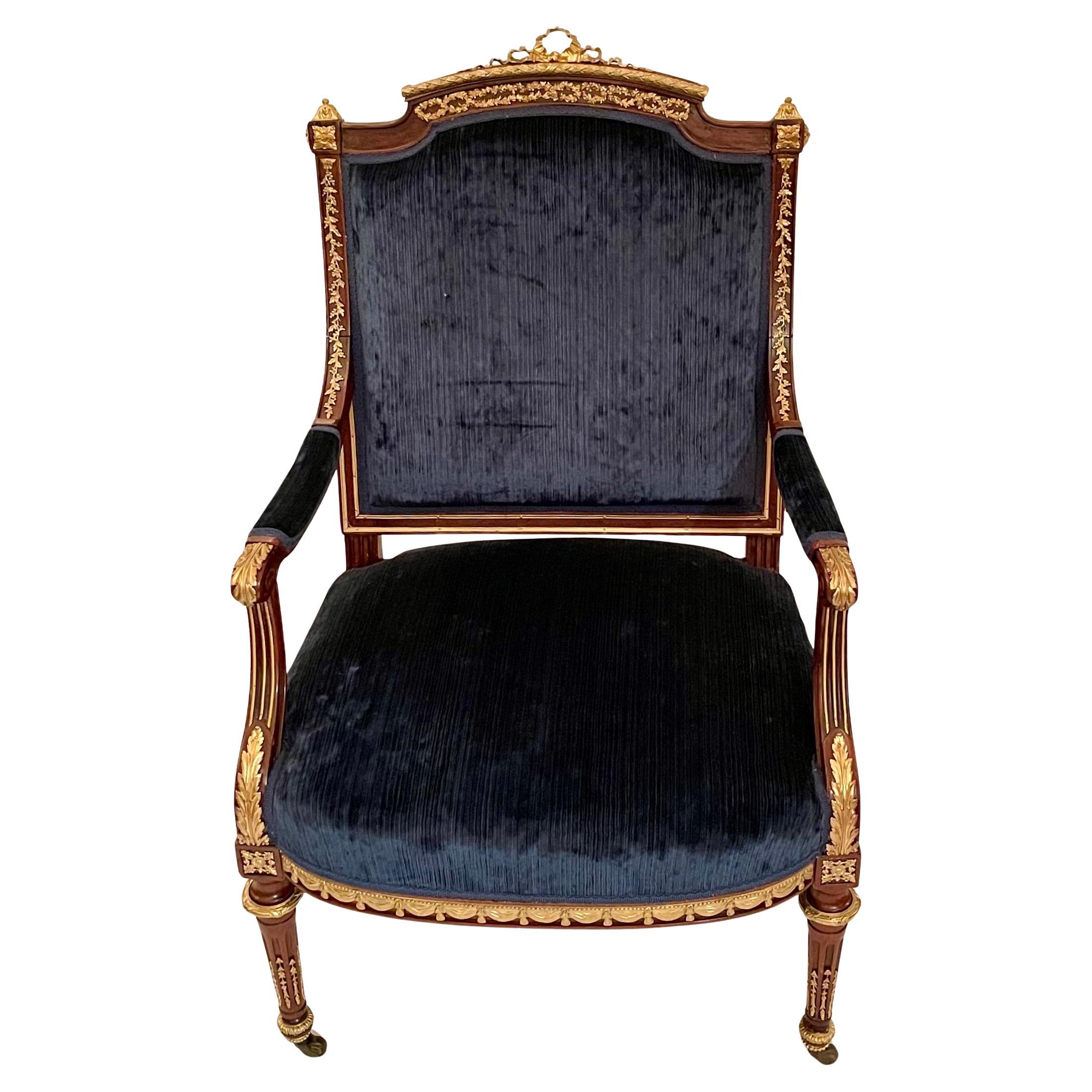 Antiker französischer Mahagoni-Sessel mit Goldbronze-Montierung aus der Zeit Napoleons III., um 1875-1885 (Napoleon III.) im Angebot