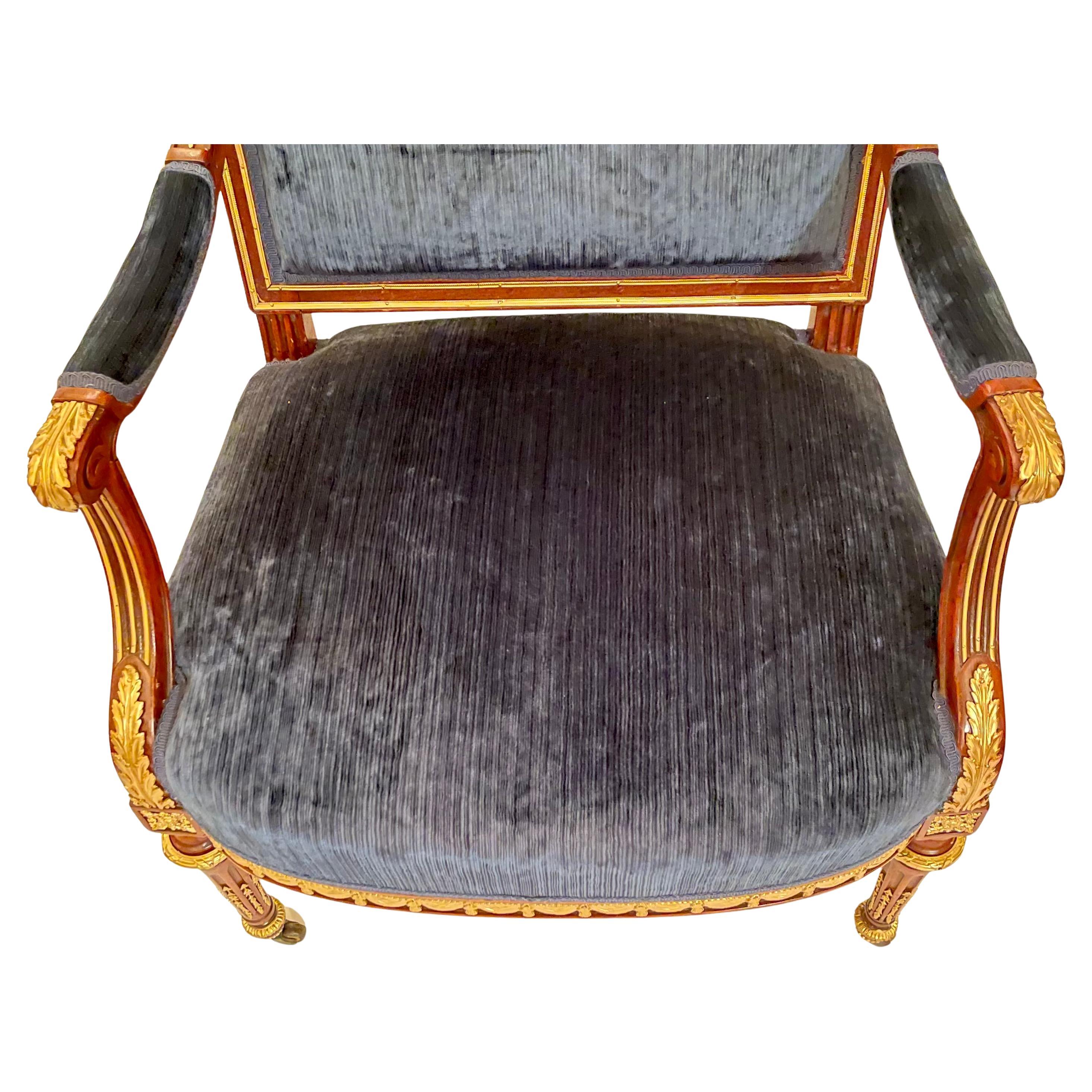 Antiker französischer Mahagoni-Sessel mit Goldbronze-Montierung aus der Zeit Napoleons III., um 1875-1885 (Französisch) im Angebot