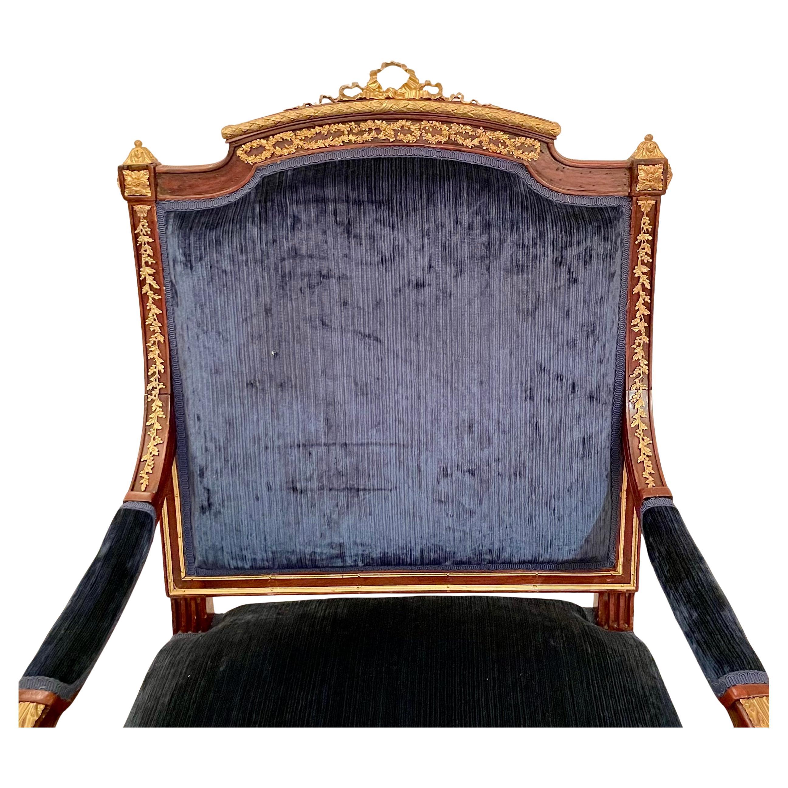 Antiker französischer Mahagoni-Sessel mit Goldbronze-Montierung aus der Zeit Napoleons III., um 1875-1885 im Zustand „Gut“ im Angebot in New Orleans, LA