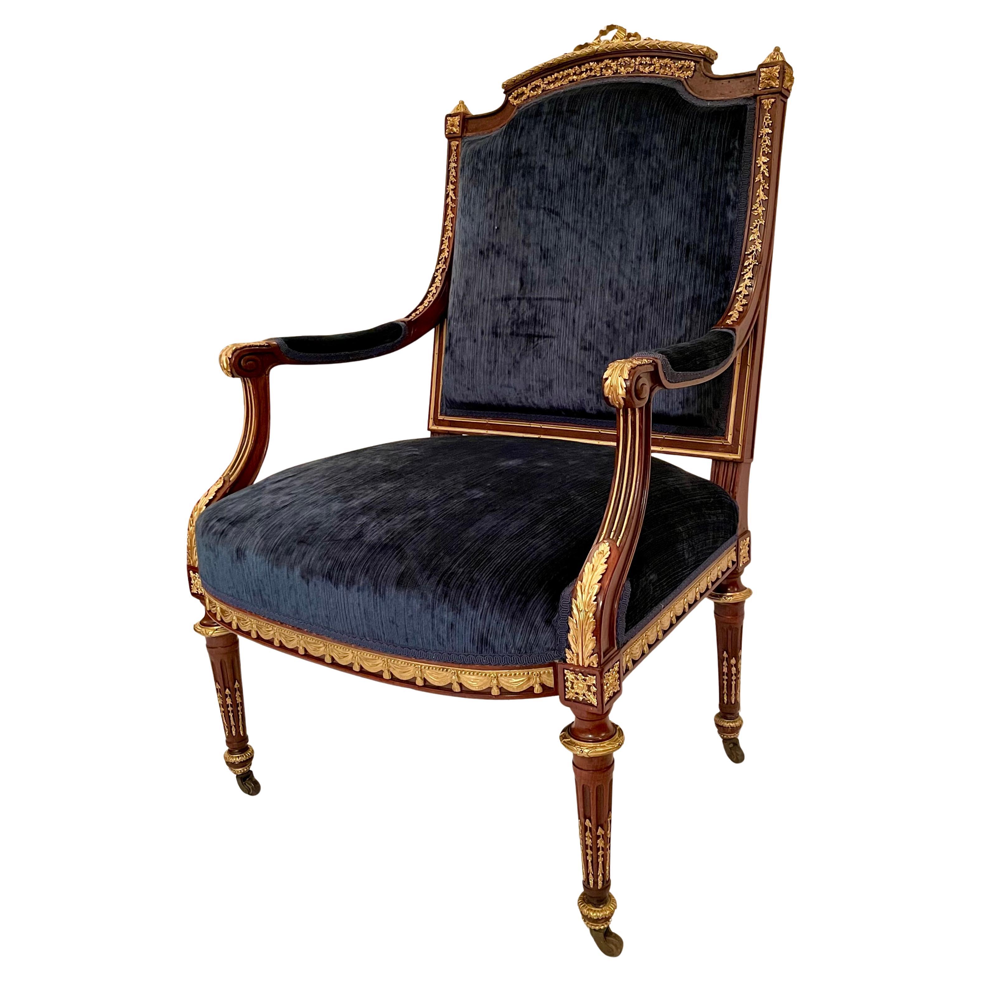 Antiker französischer Mahagoni-Sessel mit Goldbronze-Montierung aus der Zeit Napoleons III., um 1875-1885 (19. Jahrhundert) im Angebot