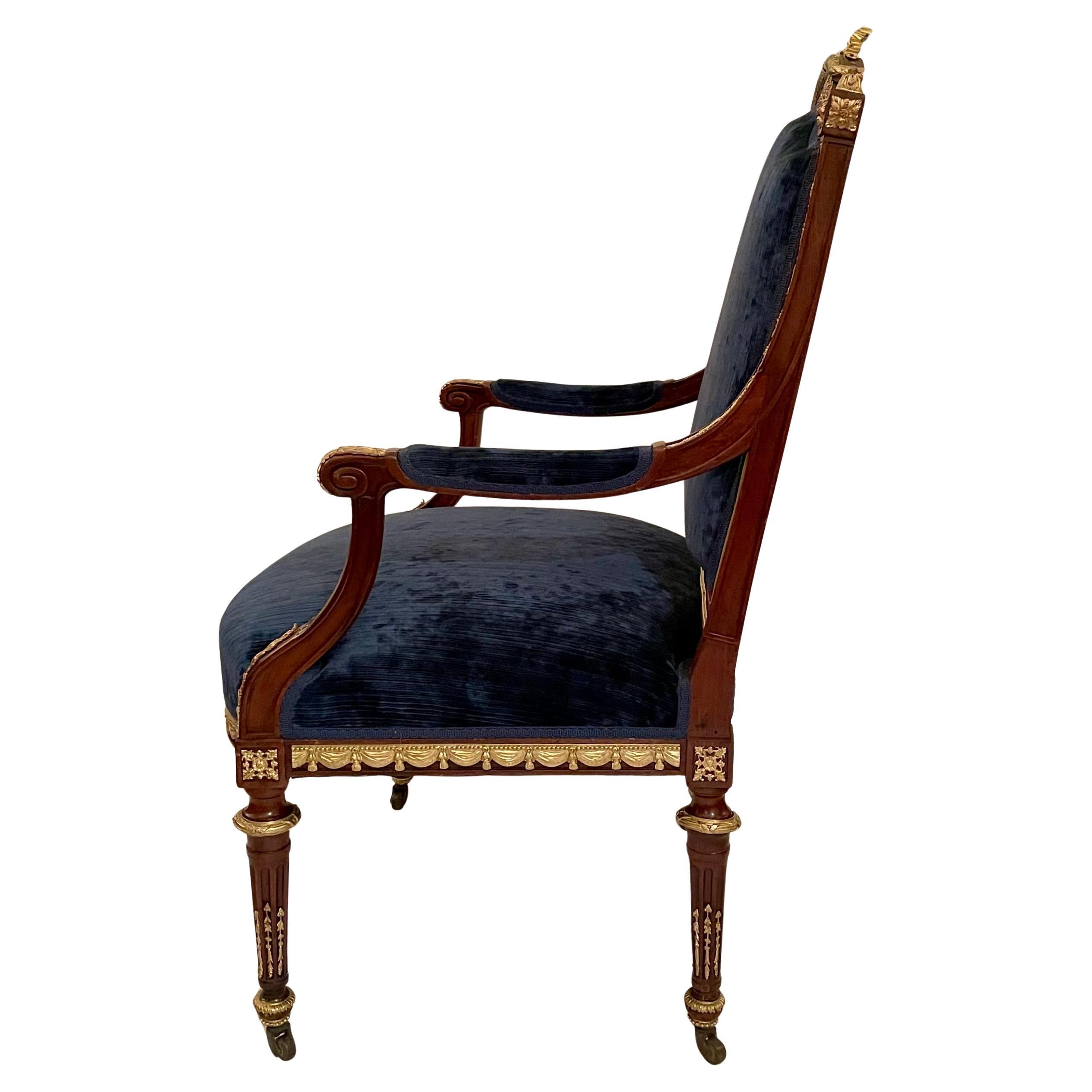 Antiker französischer Mahagoni-Sessel mit Goldbronze-Montierung aus der Zeit Napoleons III., um 1875-1885 im Angebot 1