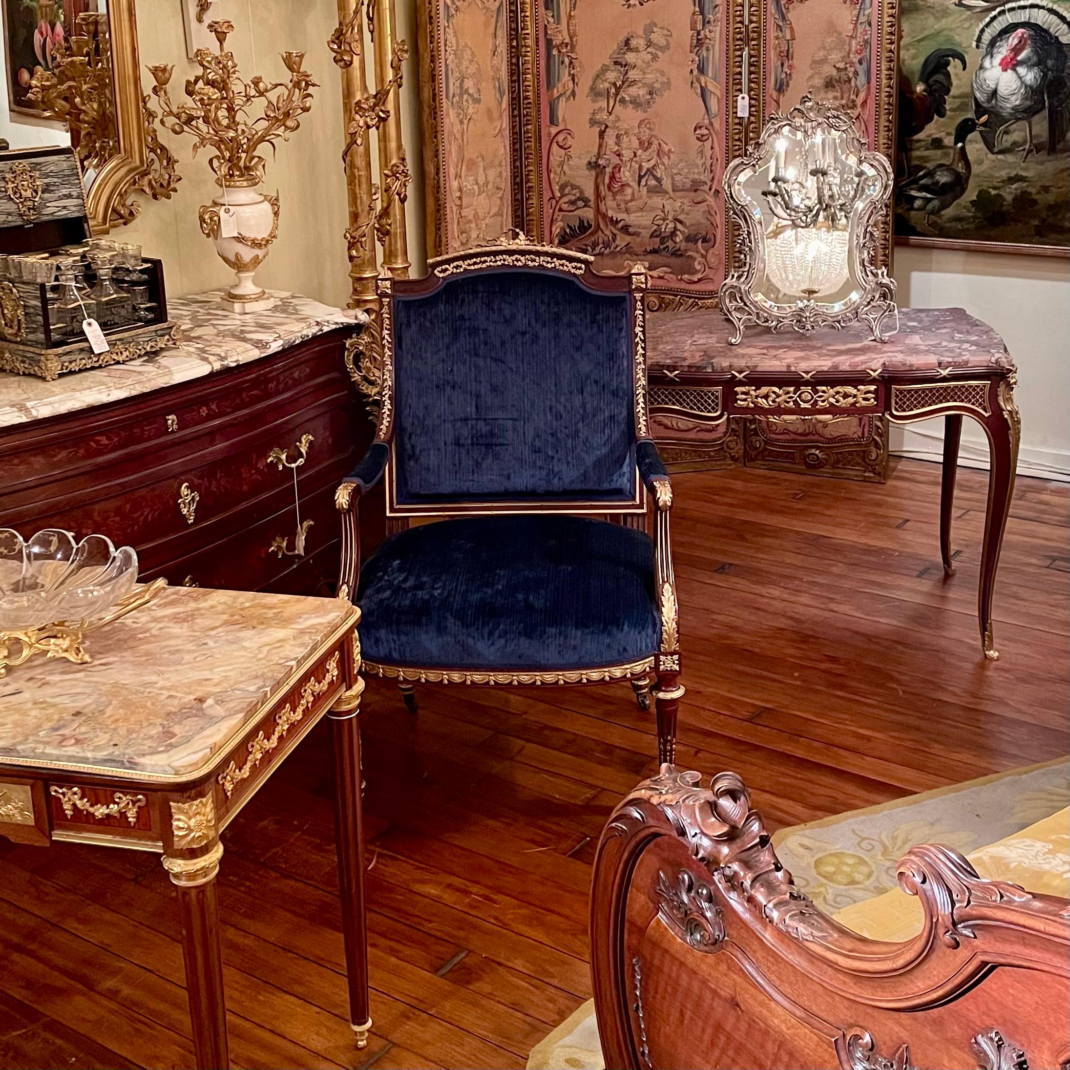 Antiker französischer Mahagoni-Sessel mit Goldbronze-Montierung aus der Zeit Napoleons III., um 1875-1885 im Angebot 2