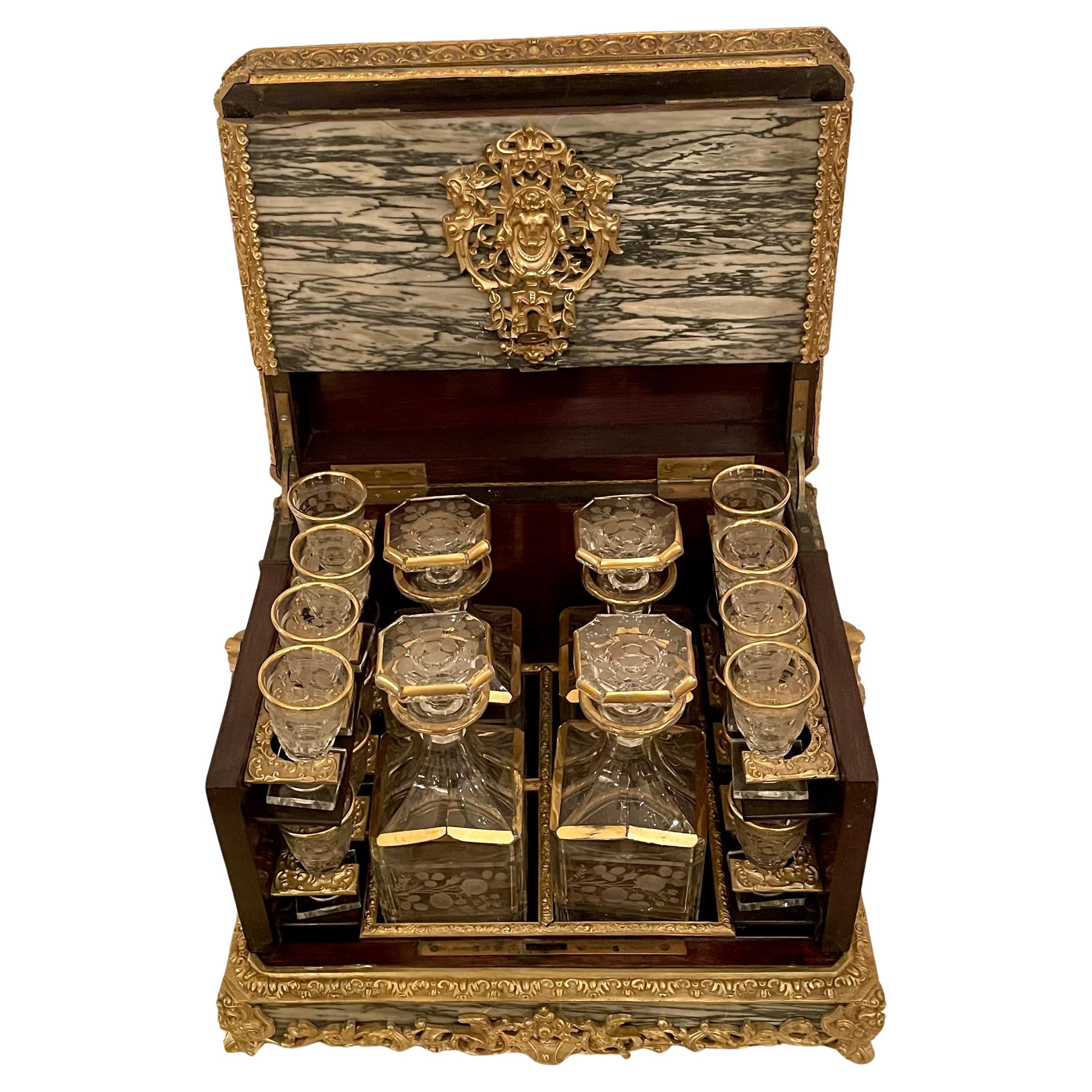 Ungewöhnliche antike Französisch Napoleon III Ormolu montiert Marmor Cave à Liqueur, Circa 1870-1880.
Offen:
16 1/4