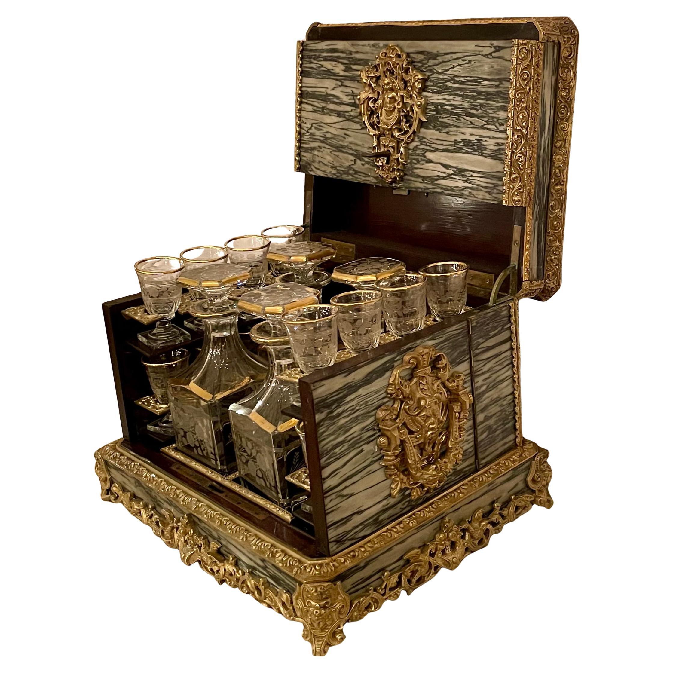 Antike Französisch Napoleon III Ormolu montiert Marmor Cave à Liqueur CIRCA 1870-1880 (Goldbronze) im Angebot