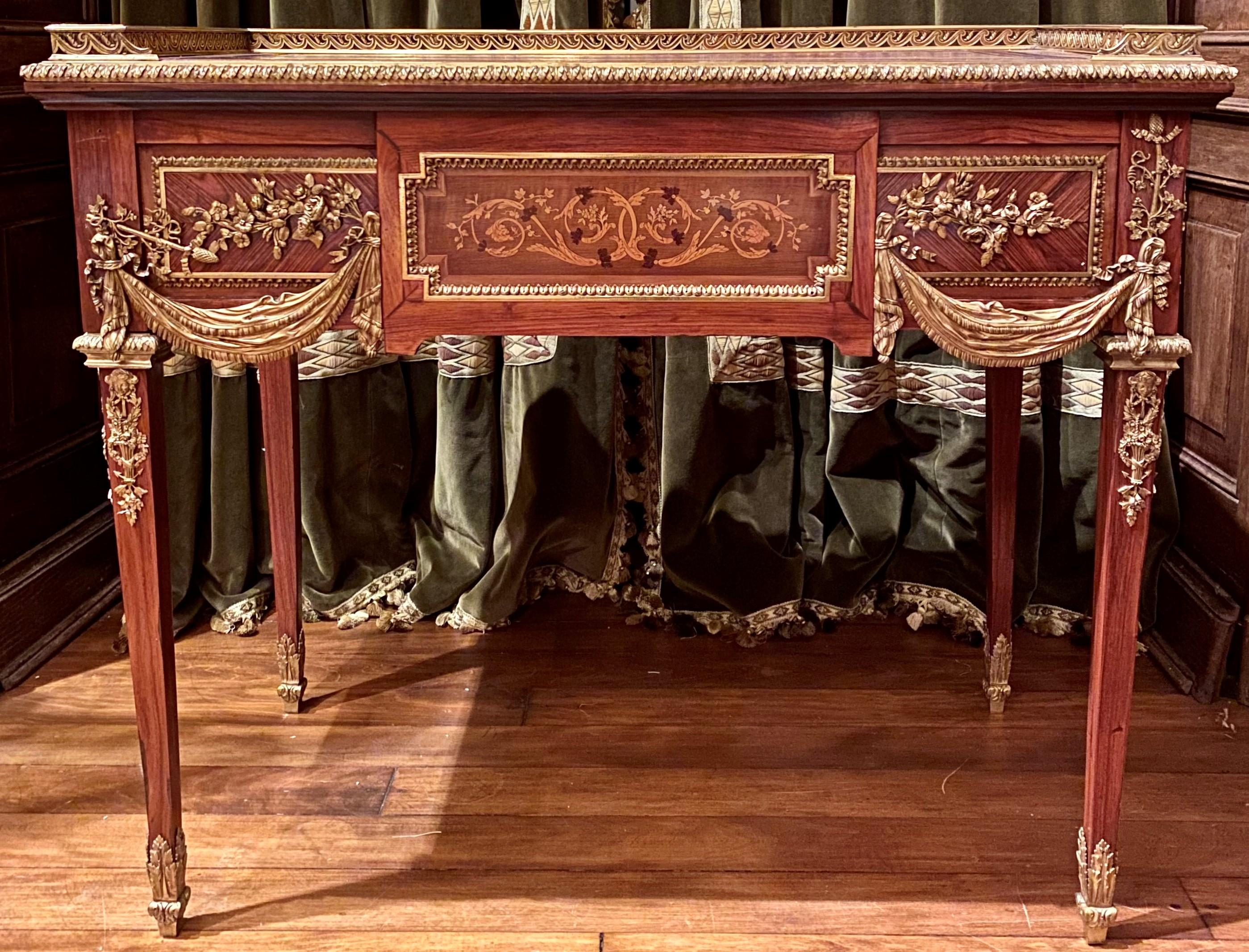 Extraordinaire bureau de table et jardinière ancienne Napoléon III en bronze doré. Cette pièce étonnante peut être utilisée comme bureau avec son beau plateau en cuir, ou, en enlevant le plateau, comme jardinière. Vers 1865-1875.