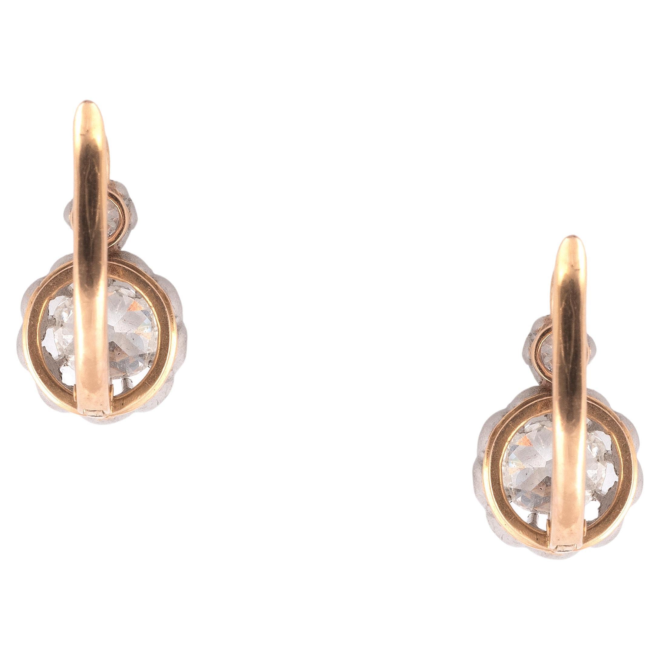 Pair of yellow gold 750 thousandths and platinum 850 thousandths dormeuses set with old-cut diamonds in claw-setting. Systems for pierced ears.
Weight of main diamonds: approx. 0.50 carat each.
Height : 1.5cm. Gross weight: 4.5g.