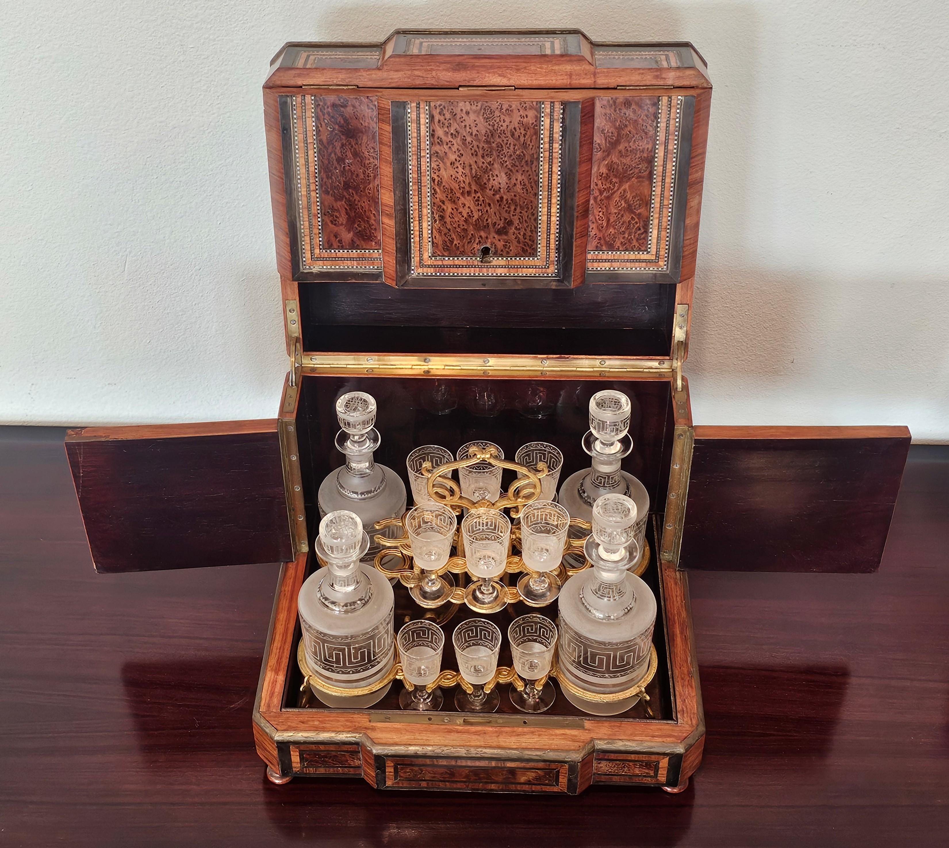 Juego de servicio de licorera y decantador francés de amboyna burilada del Segundo Imperio Napoleón III (1852-1870). 

Mediados del siglo XIX, Francia, casi con toda seguridad obra parisina, un objeto altamente decorativo de uso práctico además de