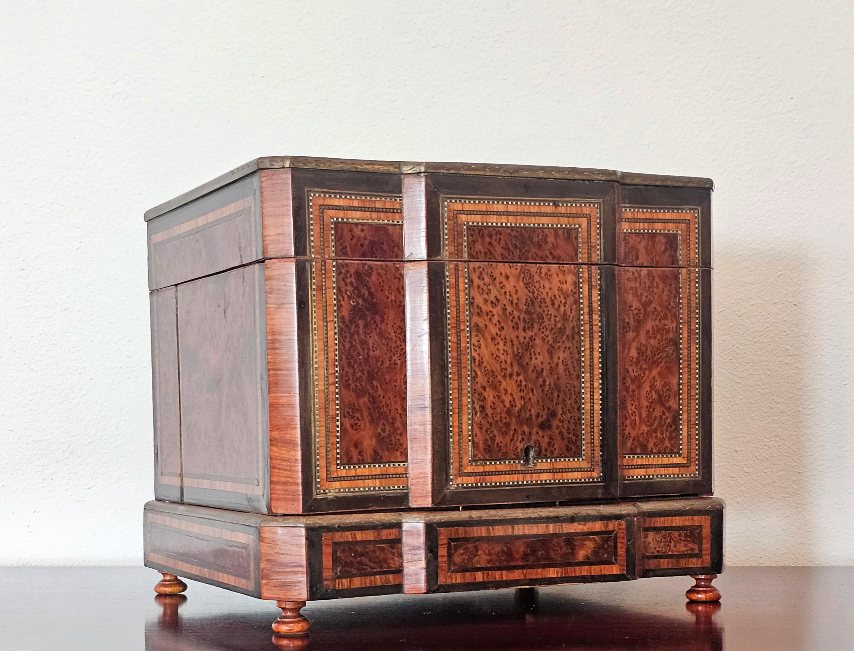 Antique French Napoleon III Period Burlwood Box Cave a Liqueur Decanter Set Francés