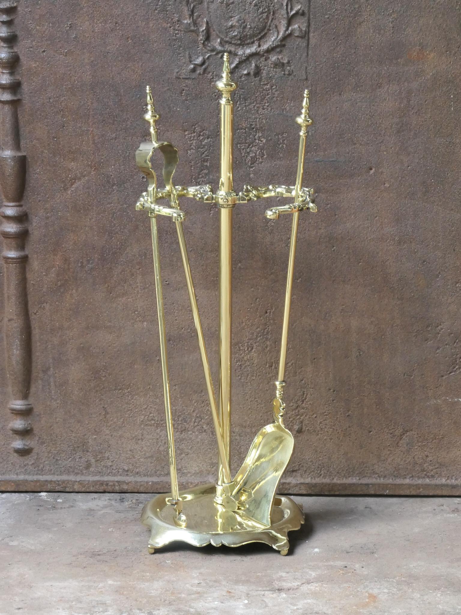 Set di attrezzi da camino francese del XIX secolo, periodo Napoleone III. Il set di strumenti è composto da un supporto e da due ferri da stiro, tutti realizzati in ottone lucido. È in buone condizioni e perfettamente funzionante.
 
 





 