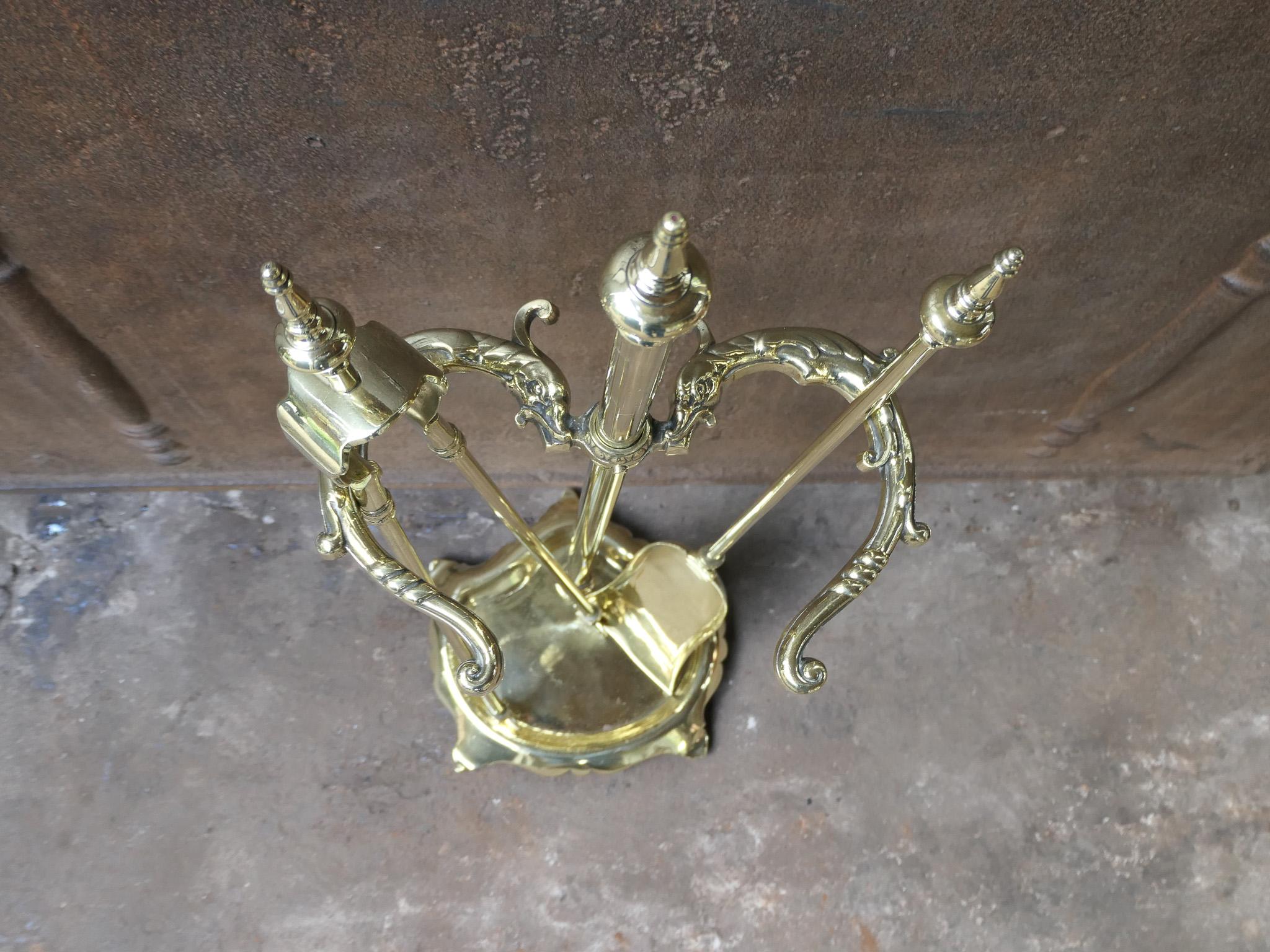Ottone Antique French Napoleon III Period Fireplace Tools o strumenti per il fuoco, XIX secolo in vendita