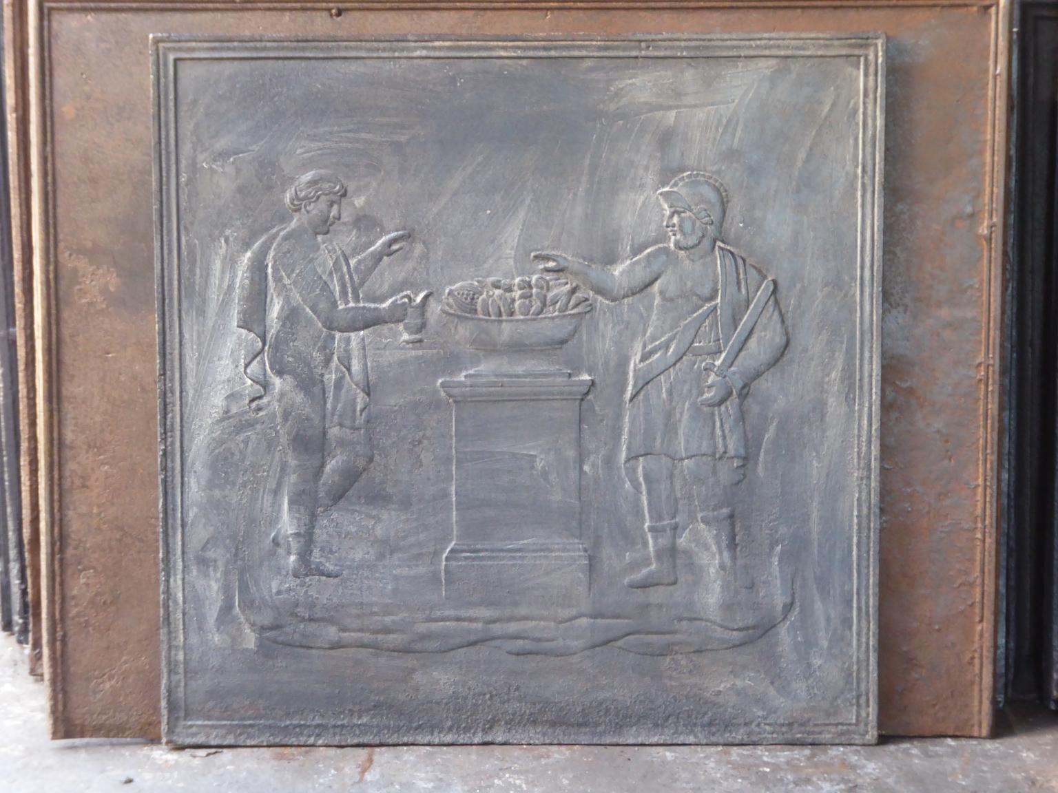 Parafuoco francese Napoleone III del XIX secolo con scena romana. Lo schienale è in ghisa e presenta una patina marrone naturale. Su richiesta può essere realizzato in nero/ peltro. È in buone condizioni e non presenta crepe.