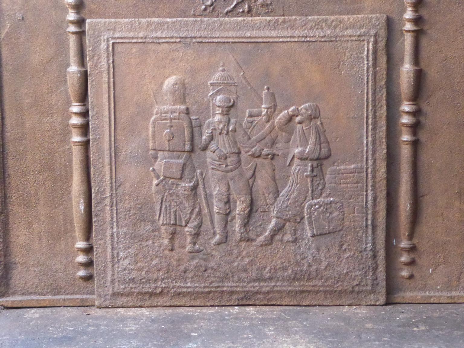 Plaque de cheminée française du XIXe siècle Napoléon III avec un groupe de soldats. La plaque de cheminée est en fonte et a une patine brune naturelle. Sur demande, il peut être réalisé en noir / étain. Il est en bon état et ne présente pas de