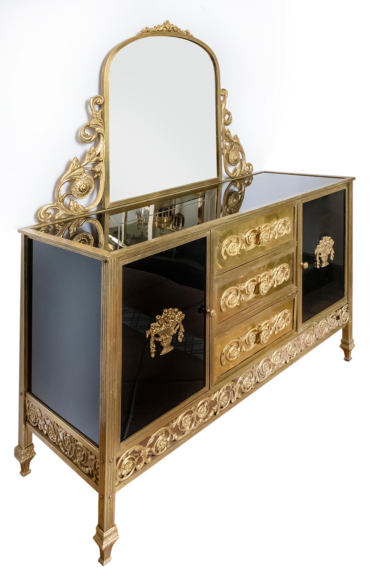Antique French Napoleon III style commode dresser with mirror, circa 1900.
All the construction and legs are made in bronze, sides and front doors with black color glass, drawers are decorated with bronze details.
The mirror is etched with floral
